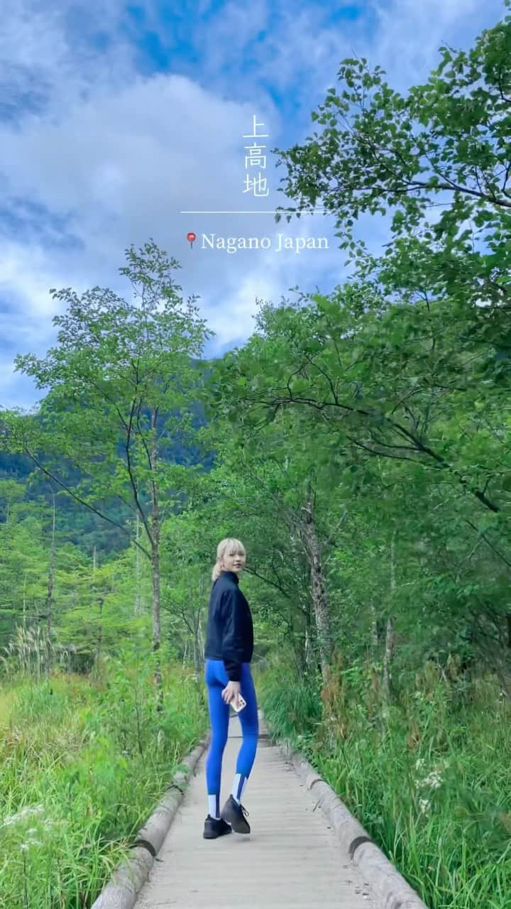 志村美希のインスタグラム：「️  📍上高地 | Nagano,Japan  後編  いきなりガサガサって音がしたら野生のおさると遭遇 奥には小猿もいた🙊 川の水は真夏でも氷水みたいにひんやり冷たくて 水の色が透明で青い🧊💧 河童橋にはお土産屋さんや売店もあったけど 名物のアップルパイとおやきを食べました🍎  #上高地#河童橋#長野#長野旅行#kamikochi#kappabashi#Nagano#Japantravel」