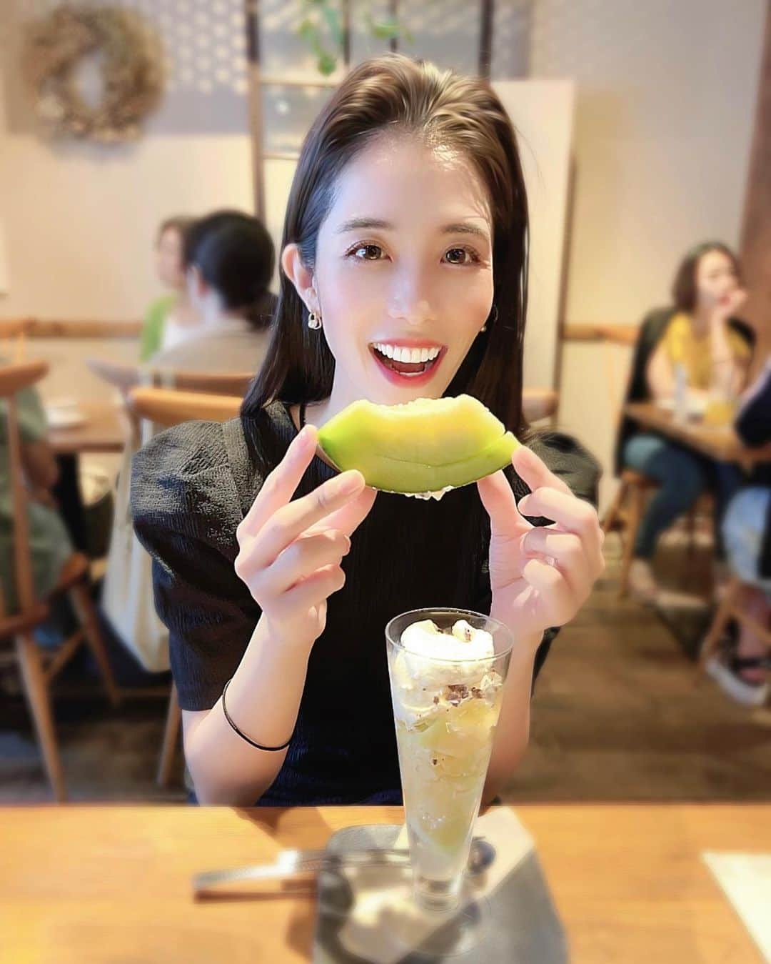 浦田麻緖のインスタグラム：「メロン🍈パフェでメロメロ〜ෆ  ̫ ෆ メロンでご機嫌麻緖さん꒰ ᐡᴗ͈ ̫ ᴗ͈ ก ‪꒱‬♡  みんなは何パフェがお好き？？   #メロンパフェ  #メロン  #珍しくパフェが無性に食べたくなりました  #メロメロ  #yummy  #パフェ活」