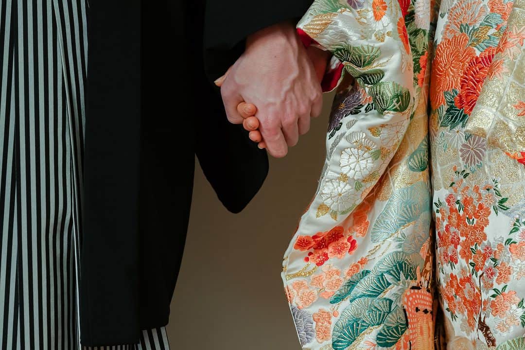 ラヴィ•ファクトリーさんのインスタグラム写真 - (ラヴィ•ファクトリーInstagram)「. 【写真で叶える結婚式】 . シンプルな背景に華やかな色打掛💐 日本の伝統を取り入れたフォトウェディングで 一生の思い出を✨ . —————— ラヴィファクトリー:@tokyo_laviephotography Photographer: @tossy_photography AREA:JAPAN,TOKYO —————— @laviefactoryをフォローして #laviefactory #ラヴィファクトリー のハッシュタグをつけて お写真を投稿してみてくださいね✳︎ . こちらの公式IG（@laviefactory） で取り上げさせていただきます✨ . 思わず笑顔になれるハートのある 「家族写真」はラヴィクルール* >>>@laviecouleur_official . #wedding #weddingphotography #photo #ハートのある写真 #instawedding #結婚写真 #ウェディング #ウェディングフォト #撮影指示書 #ロケーションフォト #前撮り #写真好きな人と繋がりたい #フォトウェディング #卒花 #後撮り #ウェディングニュース #前撮り小物 #前撮りフォト #前撮りアイテム #ウェディング撮影 #撮影構図 #前撮りアイディア #撮影指示書 #花嫁コーディネート #花嫁コーデ #和装フォト #スタジオフォト #色打掛」8月27日 18時18分 - laviefactory