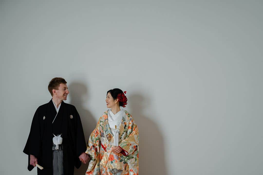 ラヴィ•ファクトリーさんのインスタグラム写真 - (ラヴィ•ファクトリーInstagram)「. 【写真で叶える結婚式】 . シンプルな背景に華やかな色打掛💐 日本の伝統を取り入れたフォトウェディングで 一生の思い出を✨ . —————— ラヴィファクトリー:@tokyo_laviephotography Photographer: @tossy_photography AREA:JAPAN,TOKYO —————— @laviefactoryをフォローして #laviefactory #ラヴィファクトリー のハッシュタグをつけて お写真を投稿してみてくださいね✳︎ . こちらの公式IG（@laviefactory） で取り上げさせていただきます✨ . 思わず笑顔になれるハートのある 「家族写真」はラヴィクルール* >>>@laviecouleur_official . #wedding #weddingphotography #photo #ハートのある写真 #instawedding #結婚写真 #ウェディング #ウェディングフォト #撮影指示書 #ロケーションフォト #前撮り #写真好きな人と繋がりたい #フォトウェディング #卒花 #後撮り #ウェディングニュース #前撮り小物 #前撮りフォト #前撮りアイテム #ウェディング撮影 #撮影構図 #前撮りアイディア #撮影指示書 #花嫁コーディネート #花嫁コーデ #和装フォト #スタジオフォト #色打掛」8月27日 18時18分 - laviefactory