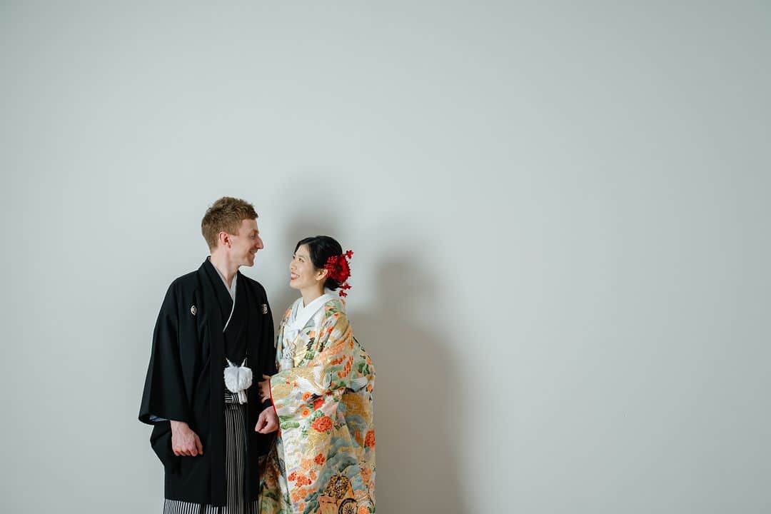 ラヴィ•ファクトリーさんのインスタグラム写真 - (ラヴィ•ファクトリーInstagram)「. 【写真で叶える結婚式】 . シンプルな背景に華やかな色打掛💐 日本の伝統を取り入れたフォトウェディングで 一生の思い出を✨ . —————— ラヴィファクトリー:@tokyo_laviephotography Photographer: @tossy_photography AREA:JAPAN,TOKYO —————— @laviefactoryをフォローして #laviefactory #ラヴィファクトリー のハッシュタグをつけて お写真を投稿してみてくださいね✳︎ . こちらの公式IG（@laviefactory） で取り上げさせていただきます✨ . 思わず笑顔になれるハートのある 「家族写真」はラヴィクルール* >>>@laviecouleur_official . #wedding #weddingphotography #photo #ハートのある写真 #instawedding #結婚写真 #ウェディング #ウェディングフォト #撮影指示書 #ロケーションフォト #前撮り #写真好きな人と繋がりたい #フォトウェディング #卒花 #後撮り #ウェディングニュース #前撮り小物 #前撮りフォト #前撮りアイテム #ウェディング撮影 #撮影構図 #前撮りアイディア #撮影指示書 #花嫁コーディネート #花嫁コーデ #和装フォト #スタジオフォト #色打掛」8月27日 18時18分 - laviefactory