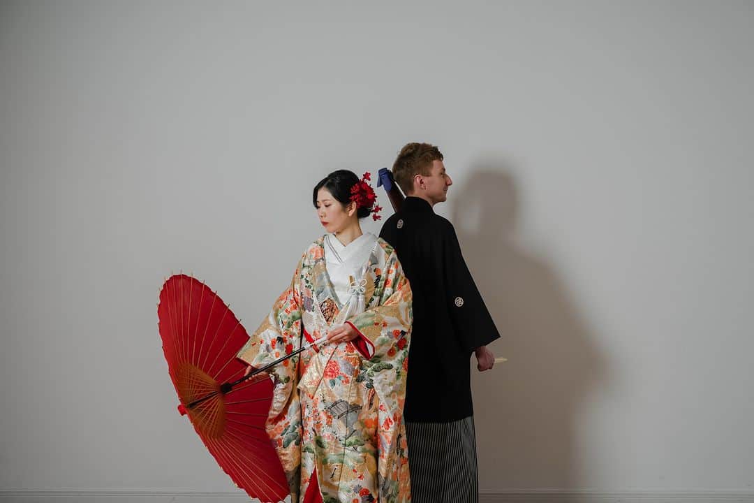ラヴィ•ファクトリーさんのインスタグラム写真 - (ラヴィ•ファクトリーInstagram)「. 【写真で叶える結婚式】 . シンプルな背景に華やかな色打掛💐 日本の伝統を取り入れたフォトウェディングで 一生の思い出を✨ . —————— ラヴィファクトリー:@tokyo_laviephotography Photographer: @tossy_photography AREA:JAPAN,TOKYO —————— @laviefactoryをフォローして #laviefactory #ラヴィファクトリー のハッシュタグをつけて お写真を投稿してみてくださいね✳︎ . こちらの公式IG（@laviefactory） で取り上げさせていただきます✨ . 思わず笑顔になれるハートのある 「家族写真」はラヴィクルール* >>>@laviecouleur_official . #wedding #weddingphotography #photo #ハートのある写真 #instawedding #結婚写真 #ウェディング #ウェディングフォト #撮影指示書 #ロケーションフォト #前撮り #写真好きな人と繋がりたい #フォトウェディング #卒花 #後撮り #ウェディングニュース #前撮り小物 #前撮りフォト #前撮りアイテム #ウェディング撮影 #撮影構図 #前撮りアイディア #撮影指示書 #花嫁コーディネート #花嫁コーデ #和装フォト #スタジオフォト #色打掛」8月27日 18時18分 - laviefactory