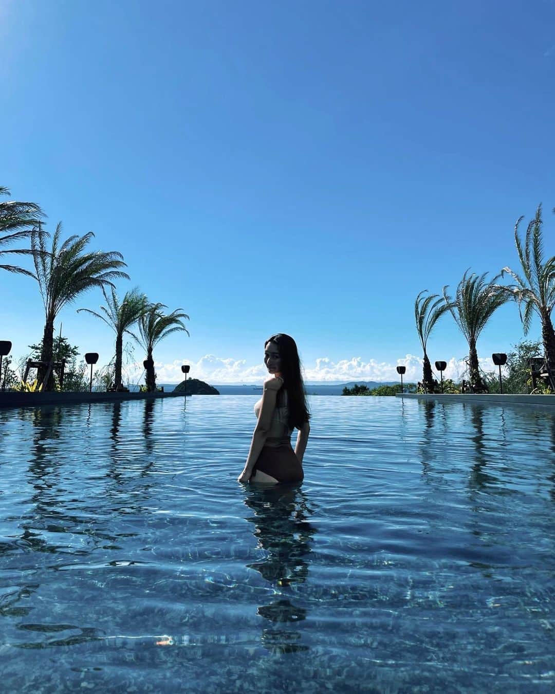 川上愛さんのインスタグラム写真 - (川上愛Instagram)「オープンしたばかりの @botanicalpoolclub へ🌴  着いてすぐ、ここが日本だということを すっかり忘れてしまってた😳 (しかも東京から1時間ちょいという近さ)  おしゃれすぎるのにリラックスできる雰囲気、 プールや部屋からの圧巻の景色✨  そしてなんといっても、プラントハンター清順さん @seijun_nishihata の織りなす植物の世界観が最高で🥹  ボタニカル×プール最高すぎやん！  素晴らしすぎたサンセットの写真たちは次の投稿で🫢❤️  #botanicalpoolclub」8月27日 18時21分 - manakawakami