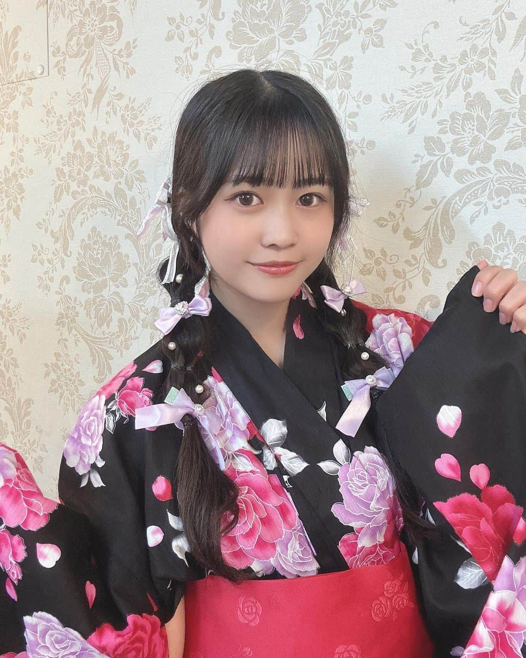 藤田苺花のインスタグラム：「👘 🎀 もうすぐで夏休み終わりだよ～ 早く終わりたいようで終わりたくない🙃  ‪‪❤︎‬┈┈┈‪‪❤︎‬┈┈┈‪‪❤︎‬┈┈┈‪‪❤︎‬┈┈┈‪‪❤︎‬‪‪‬┈┈┈‪‪❤︎‬┈┈┈‪‪❤︎‬  #浴衣 #浴衣ヘアアレンジ #玉ねぎヘアー #夏休み  💎PureGi公式アカウント💎 @puregi_official #PureGi #ぷれっぢ #アイドル #ALICE #紫担当  . #ありるん #VINEYARD #ヴィンヤード #08 #jc3 #中学生 #女子中学生 #雰囲気 #垢抜け #黒髪 #ロング #おすすめ #ありすたぐらむ」