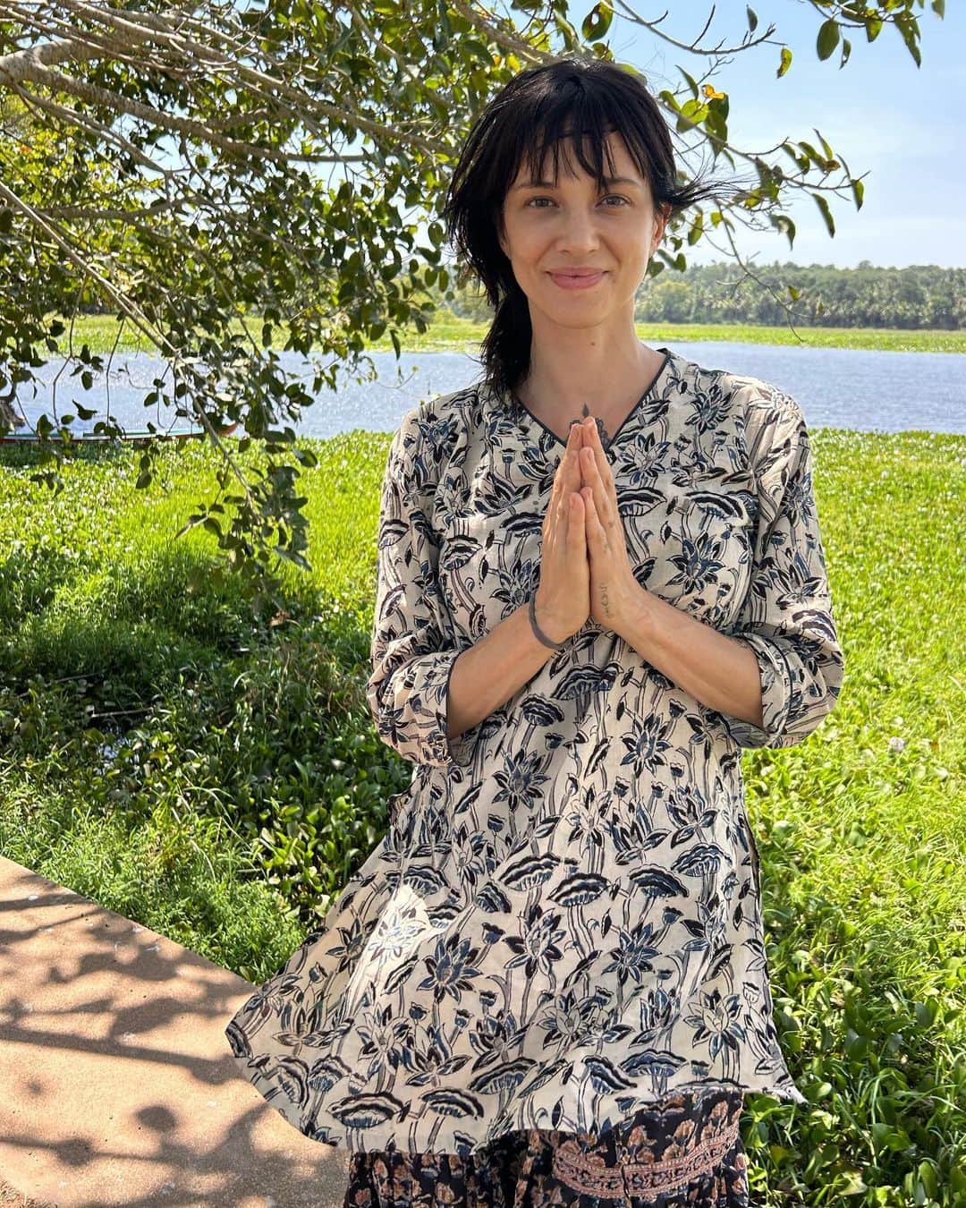 アーシア・アルジェントのインスタグラム：「Thank you Indian people for the radiance of your smiles, the warmth of your hugs, the depth of knowledge you showed me throughout this month. I was alone traveling Kerala but never lonely. You filled my heart with such kindness, beauty, wisdom, history. From deep healing through Panchakarma to Kalari practice with Master and Dom, from Shiva the Destroyer to Vishnu the Pervader, from Thali meals to Goat spine medicine, Pithru Tharpanam to Lakshmi Puja, Shyam tulsi to tambdi bhaji. I slept like I log. I dreamt like a clairvoyant. I cried like a baby. Feeling a deep gratitude in my gut, in my throat. Lately I discovered through DNA testing that I am 13% Indian. Maybe that’s why coming here I had the feeling of finding my long lost tribe, my place on this earth. I haven’t left yet and I already long for you and can’t wait to come back. Until then… Wow! You blew my mind! I see now why they call you #MotherIndia!」