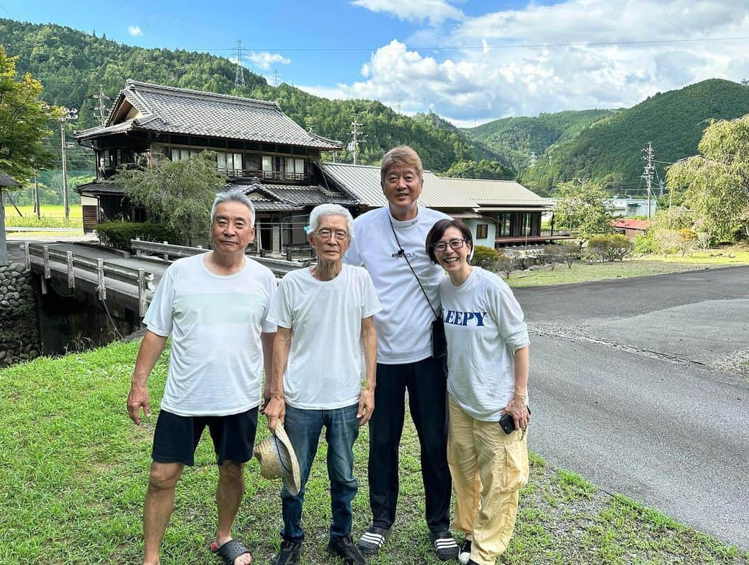 金石昭人さんのインスタグラム写真 - (金石昭人Instagram)「カネやんファミリー😄  @jinnai_kimiko と岐阜の実家に帰省  田舎の空気吸ってきた😁  ほんまのファミリー😉  91歳の親父も元気そうでなにより✌️ 兄貴も元気そうでなにより👌 弟が揃えば全員集合やったな😅 また次回を楽しみにしとこか😊  どや  #カネやんファミリー #岐阜県白川町  #親父 #長男 #元気でなにより  #田舎はいいねぇ #どや」8月27日 18時25分 - kaneishiakihito