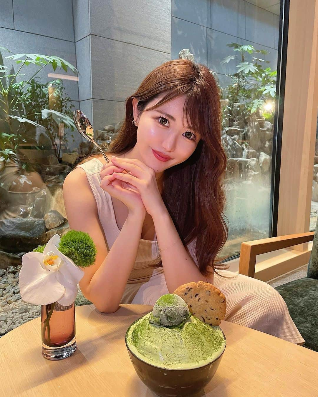 ayaのインスタグラム：「🍧京都カフェ🍵 ⁡ 今月開業したばかりのホテル🏨 ダブルツリーbyヒルトン京都東山でお目当ての かき氷🍧食べてきたよ🙈🤍 ⁡ @doubletree.kyotohigashiyama  ⁡ ２種類の「韓国ピンス」 ・シャインマスカットピンス ・シグネチャー抹茶ピンス 🍵 チョコチップクッキーを添えて🍪 ⁡ 価格：各6,000円  期間：８月８日〜１０月半ばまで ⁡ 辻利兵衛の抹茶が濃厚で本格的やし、 ダブルツリー名物ウェルカムクッキーも乗ってて🍪 相性抜群で色んな食感を楽しめて良かった😋 ⁡ 事前予約必須な数量限定のシャインマスカットピンスは 贅沢に1.５房分も使われているそうで食べ応え抜群🍇 ⁡ どちらもめーっちゃ美味しかった💕😍幸 ⁡ 京都で贅沢ティータイムにぜひ行ってみてね🍵🫶 ⁡ 観光にも行きやすい場所にあるので ホテルに宿泊もおすすめです✨🏨  和モダンで素敵な客室でした🛌  かき氷予約は前日までに電話📞075-533-7070 または ITMHA.Restaurant@hilton.com 📩 ⁡ #doubletreebyhilton #関西カフェ#京都カフェ#京都旅行 #京都観光 #京都ホテル #京都デート#京都スイーツ #京都グルメ #ピンス#ダブルツリー#ヒルトン#韓国スイーツ#かき氷 #pr」