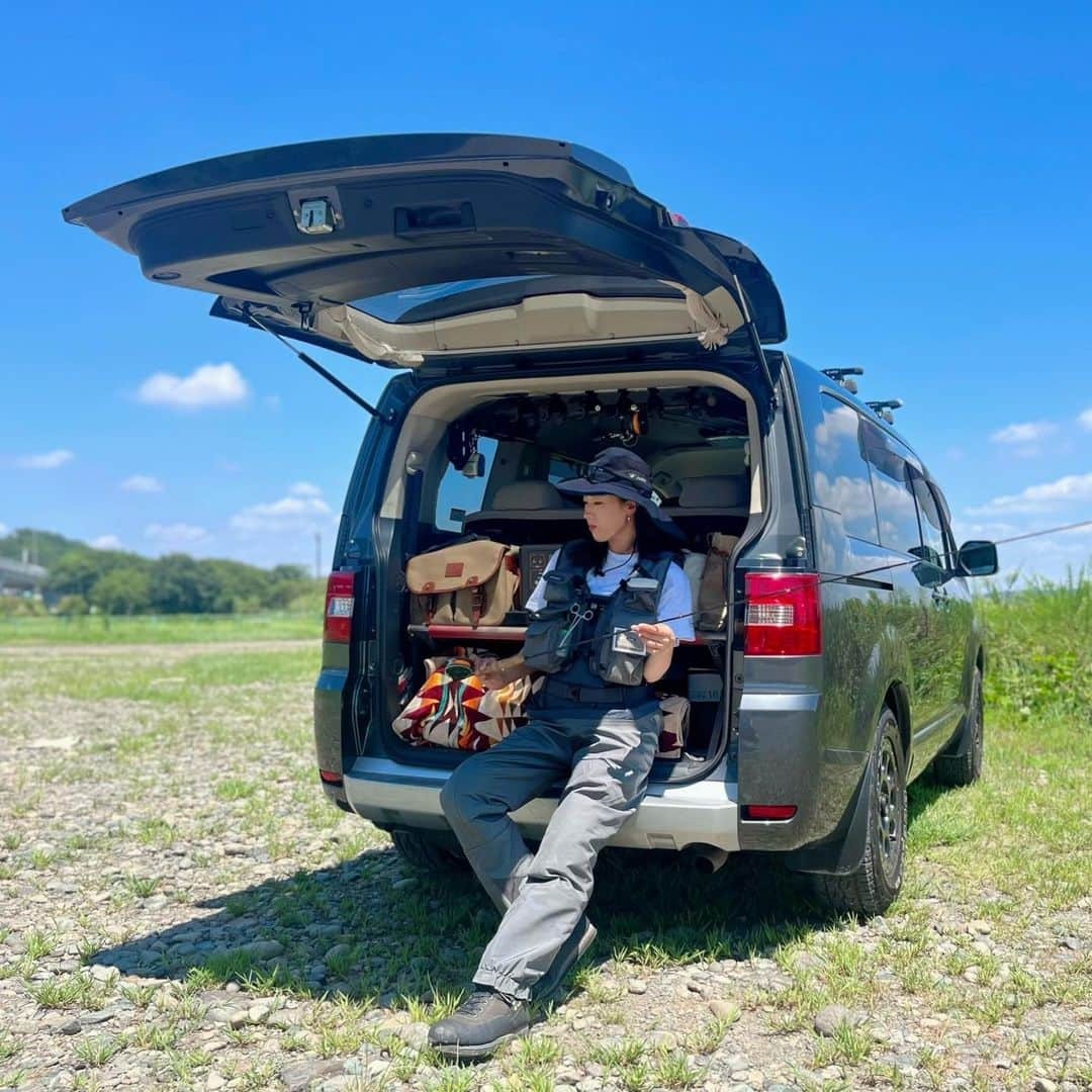 岡田万里奈のインスタグラム：「. . . . カーセンサー9月号にて、 わたしと釣り車について取材していただきました！ . 名だたる有名プロアングラーの方々が それぞれ自身の釣り車について語っています！ （メンバー言っていいのかわからず、保留にします。笑） . その中に混ぜていただき、とても恐縮ですが 私なりに、10年乗ってきた釣り車としての デリカD5について語っています。 （免許取り立てのときは、実家がスペースギアのロングで 初めての運転こわすぎて泣きたかったw） . どこにいくのでも一緒に旅してきたデリカ。大好きな車です。 これからもよろしくね！ . ★カーセンサー【9月20日（水）】発売です！ ※全国のコンビニで購入できます。 . . . #デリカ #デリカD5  #デリカd5カスタム #デリカd5がある生活  #車中泊 #車好き #車好き女子  #釣り車 #釣り女子 #フライフィッシング #渓流釣り #渓流ルアー #渓流ミノーイング  #delica #delicad5 #camping #fishing #flyfishing #flyfishingjunkie #flyfishinglife  #river #riverfishing #troutfishing  #ladyangler #ladyanglers」