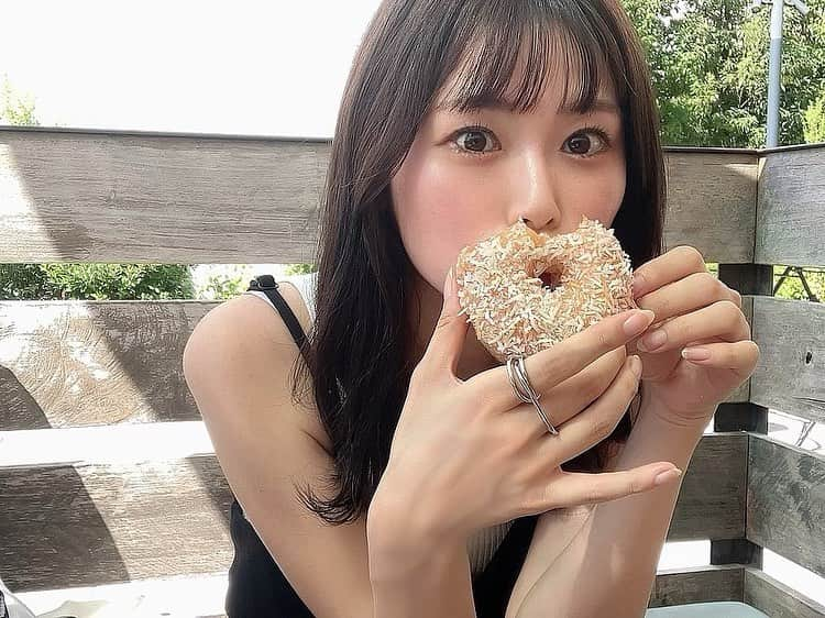 長谷川ゆうさんのインスタグラム写真 - (長谷川ゆうInstagram)「本日、誕生日を迎えました🎂 夏生まれらしくココナッツまみれです。  そして心機一転 髪も黒くしました🖤 こんな真っ黒はいつぶり？  36歳は仕事で新しいチャレンジも多く 沢山泣いて沢山学べた1年でした。  37歳は目先のことだけではなく、考えながら進む1年にしたいなぁ。 大好きなサッカー、フットサルをもっと伝えられるように成長する。  そして時には大好きなドーナツ食べてヘラヘラ笑える日々も大切に。  レベルが1つアップした長谷川ゆうも引き続きよろしくお願いします⚽️  #birthday #0827 #デコと同じ誕生日 #⚽️ #🎂」8月27日 18時28分 - haseyuu08