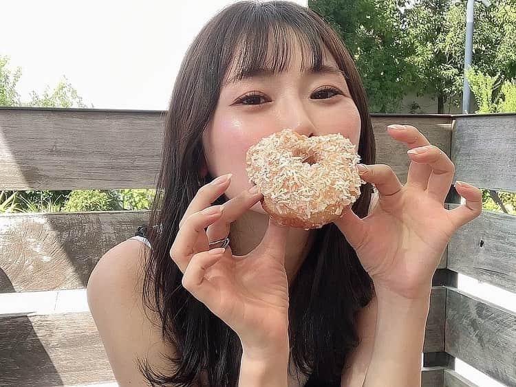 長谷川ゆうさんのインスタグラム写真 - (長谷川ゆうInstagram)「本日、誕生日を迎えました🎂 夏生まれらしくココナッツまみれです。  そして心機一転 髪も黒くしました🖤 こんな真っ黒はいつぶり？  36歳は仕事で新しいチャレンジも多く 沢山泣いて沢山学べた1年でした。  37歳は目先のことだけではなく、考えながら進む1年にしたいなぁ。 大好きなサッカー、フットサルをもっと伝えられるように成長する。  そして時には大好きなドーナツ食べてヘラヘラ笑える日々も大切に。  レベルが1つアップした長谷川ゆうも引き続きよろしくお願いします⚽️  #birthday #0827 #デコと同じ誕生日 #⚽️ #🎂」8月27日 18時28分 - haseyuu08