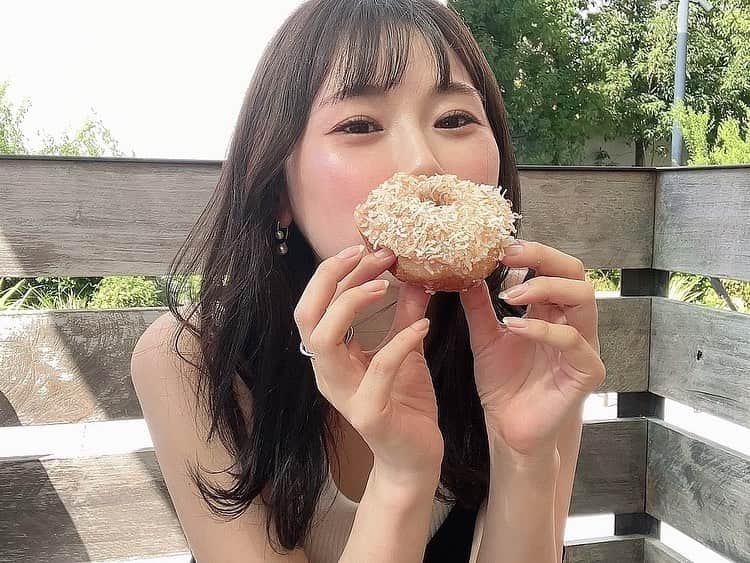 長谷川ゆうさんのインスタグラム写真 - (長谷川ゆうInstagram)「本日、誕生日を迎えました🎂 夏生まれらしくココナッツまみれです。  そして心機一転 髪も黒くしました🖤 こんな真っ黒はいつぶり？  36歳は仕事で新しいチャレンジも多く 沢山泣いて沢山学べた1年でした。  37歳は目先のことだけではなく、考えながら進む1年にしたいなぁ。 大好きなサッカー、フットサルをもっと伝えられるように成長する。  そして時には大好きなドーナツ食べてヘラヘラ笑える日々も大切に。  レベルが1つアップした長谷川ゆうも引き続きよろしくお願いします⚽️  #birthday #0827 #デコと同じ誕生日 #⚽️ #🎂」8月27日 18時28分 - haseyuu08