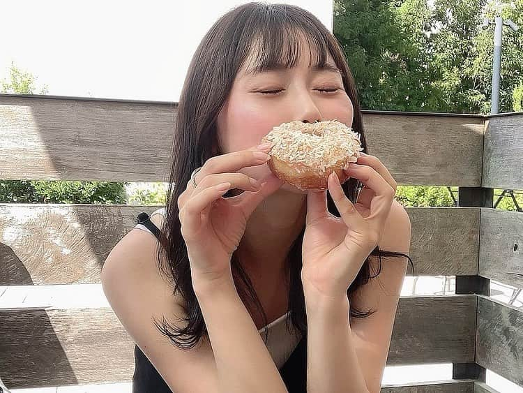 長谷川ゆうさんのインスタグラム写真 - (長谷川ゆうInstagram)「本日、誕生日を迎えました🎂 夏生まれらしくココナッツまみれです。  そして心機一転 髪も黒くしました🖤 こんな真っ黒はいつぶり？  36歳は仕事で新しいチャレンジも多く 沢山泣いて沢山学べた1年でした。  37歳は目先のことだけではなく、考えながら進む1年にしたいなぁ。 大好きなサッカー、フットサルをもっと伝えられるように成長する。  そして時には大好きなドーナツ食べてヘラヘラ笑える日々も大切に。  レベルが1つアップした長谷川ゆうも引き続きよろしくお願いします⚽️  #birthday #0827 #デコと同じ誕生日 #⚽️ #🎂」8月27日 18時28分 - haseyuu08