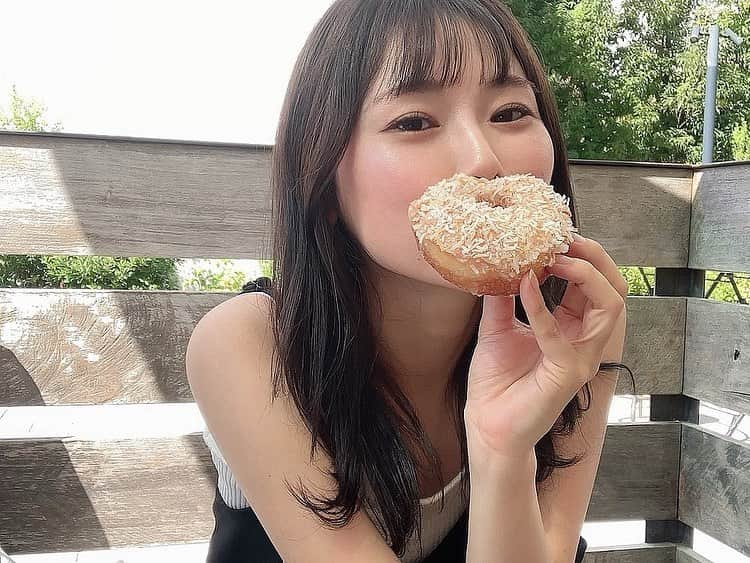 長谷川ゆうさんのインスタグラム写真 - (長谷川ゆうInstagram)「本日、誕生日を迎えました🎂 夏生まれらしくココナッツまみれです。  そして心機一転 髪も黒くしました🖤 こんな真っ黒はいつぶり？  36歳は仕事で新しいチャレンジも多く 沢山泣いて沢山学べた1年でした。  37歳は目先のことだけではなく、考えながら進む1年にしたいなぁ。 大好きなサッカー、フットサルをもっと伝えられるように成長する。  そして時には大好きなドーナツ食べてヘラヘラ笑える日々も大切に。  レベルが1つアップした長谷川ゆうも引き続きよろしくお願いします⚽️  #birthday #0827 #デコと同じ誕生日 #⚽️ #🎂」8月27日 18時28分 - haseyuu08