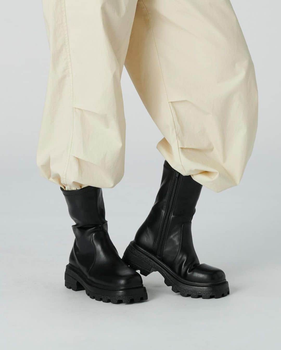 WEGOさんのインスタグラム写真 - (WEGOInstagram)「new boots  ✔︎ストレッチショートブーツ ¥4,399(tax in)  クッション性のあるインソールを使用し足の疲れやすさをカバー！ 丈の長さは例年より長く修正し、 足見せコーデに合わせたときとの相性◎  #WEGO #ウィゴー #boots #ブーツ #ブーツコーデ #ショートブーツ #秋コーデ」8月27日 18時36分 - wego_official