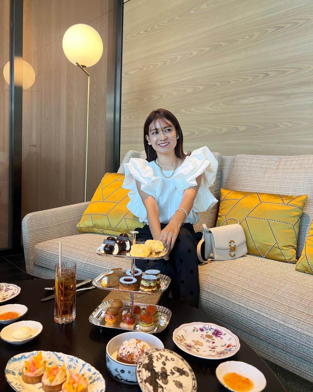 吉田奈央のインスタグラム：「先日は久しぶりのアフタヌーンに🍹  キングヌーが頭に浮かびました！  さてこの日は、 一際目立つ主役級な @nostalgia_jp のブラウスを👠  めちゃ可愛いです！  大きめフリルがおしゃれな上に 二の腕カバー🙏最高！笑  はじめての @bulgarihotels へ。  ヨーグルトはブルガリア！ ってストーリーして突っ込んでくれた方ありがと😳笑  もうめちゃかっこいい空間すぎて また行きたいです❤︎  アフタヌーンティーの写真の撮り方も忘れてしまいました…💭  #nostalgia#ノスタルジア#アフタヌーンティー東京#ブルガリホテル東京」