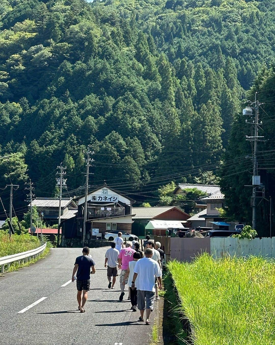 金石昭人さんのインスタグラム写真 - (金石昭人Instagram)「カネやん鮎祭り😄  年に一度のイベント  鮎のたくり‼️  親戚、いとこが大挙し岐阜の実家に集合‼️  残念ながら今年は前日の雨☔️で増水して川に入れず😫💦💦  それでも鮎なしのBBQで盛り上がった😁  大阪の親戚よ、美味しい肉やマツタケの差し入れBBQありがとう😋  どや  #鮎祭り #鮎のたくり #岐阜県白川町 #佐見川 #年に一度のお楽しみ  #全員集合 #どや」8月27日 18時42分 - kaneishiakihito