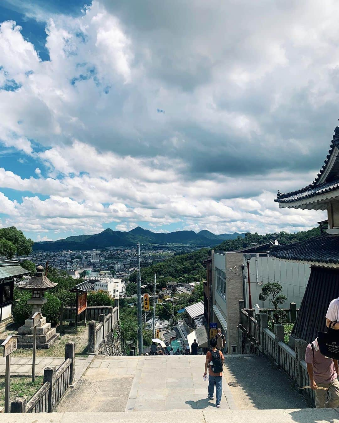 あまのまりさんのインスタグラム写真 - (あまのまりInstagram)「うどん県ふたりたび🍜🚃 幼少期ぶりのこんぴらさんとマイ箸作り🥢⛩️ 息子が撮るわたしは高確率ではじっこに指が入っててすきです。笑 万歩あるいた〜🚶 帰省の服2パターンしかなくひたすら同じ格好で過ごした夏だった〜😹🙏 ありがとうユニクロ最高傑作バッグよ。 瀬戸内海のキラキラがほんとうにすきよ〜☺️ #マッチョかあちゃんの北斗七星ほくろ💪」8月27日 18時49分 - maririn_alpaka