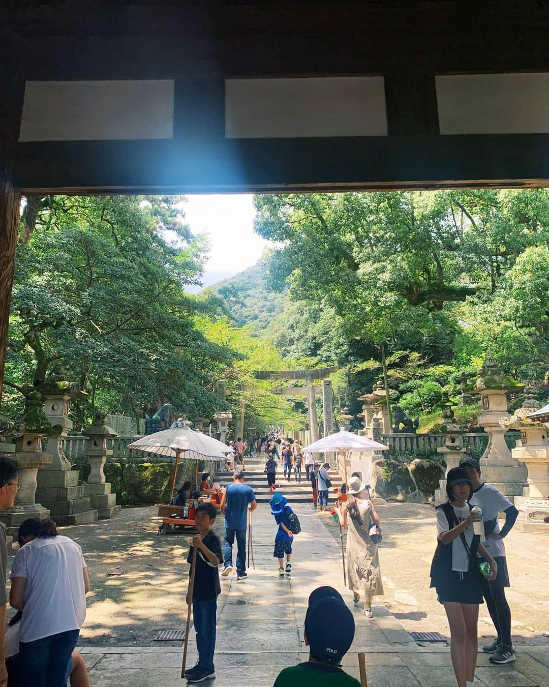 あまのまりさんのインスタグラム写真 - (あまのまりInstagram)「うどん県ふたりたび🍜🚃 幼少期ぶりのこんぴらさんとマイ箸作り🥢⛩️ 息子が撮るわたしは高確率ではじっこに指が入っててすきです。笑 万歩あるいた〜🚶 帰省の服2パターンしかなくひたすら同じ格好で過ごした夏だった〜😹🙏 ありがとうユニクロ最高傑作バッグよ。 瀬戸内海のキラキラがほんとうにすきよ〜☺️ #マッチョかあちゃんの北斗七星ほくろ💪」8月27日 18時49分 - maririn_alpaka