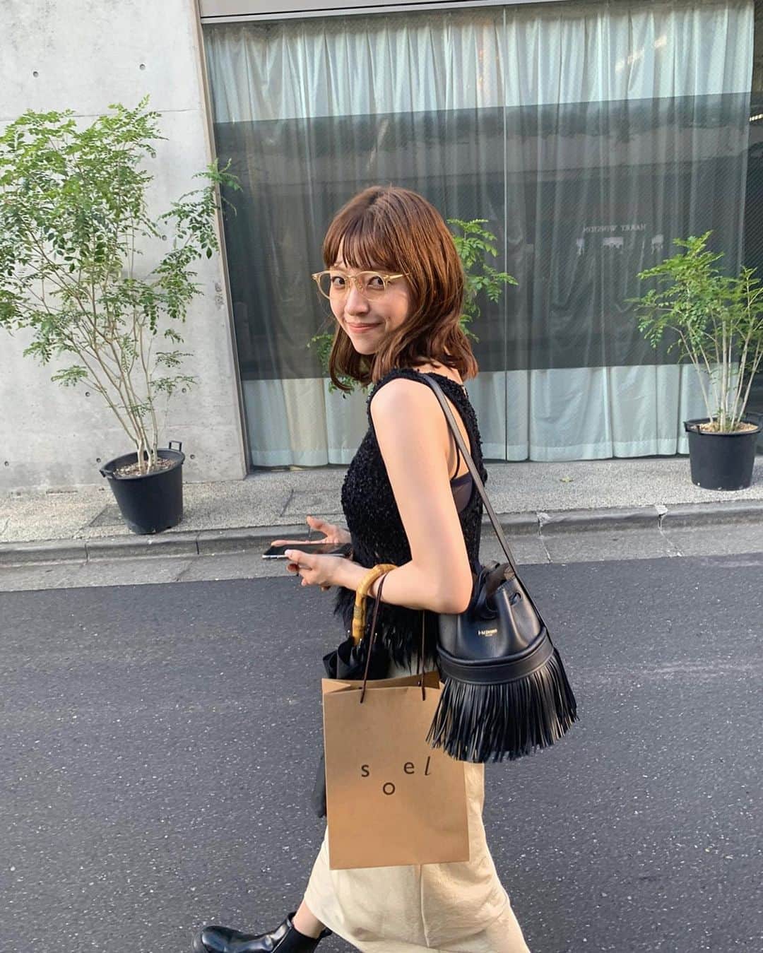 のインスタグラム：「この前の💛🖤　  . お仕事後の夕方集合でえりかと素敵ディナー🍽️  大人って改めて楽しいと感じた日…♡深　  写真の詳細👇 #レストラン #表参道ヒルズ  🍽️ @fratelliparadisojapan   #トップス @leinwande_official  #スカート @thestorebyc  #バッグ @jandmdavidson  #メガネ @bj_classic_collection × @ishidakazuho  #ブーツ @pellico_sunny  #お買い物 @soel_oil   . えりか誘ってくれてありがと🫶 @_wadaerika  ((いつも天才的な可愛さ)) 謎の20分間のカフェもありがと😂  . 💛🖤」