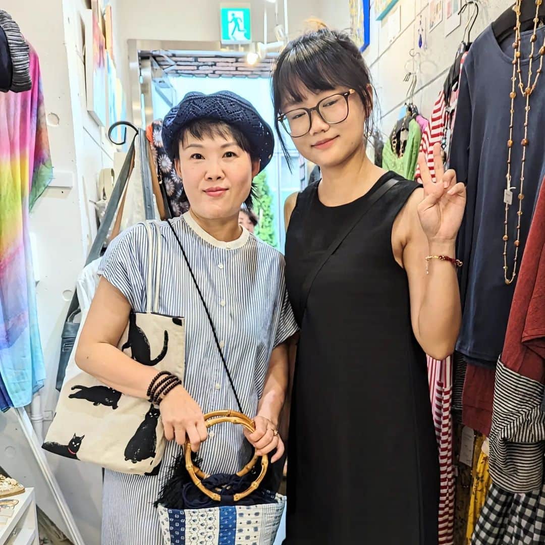 平井富子のインスタグラム：「中国、深センの近くからHonruiさん、Lijuanさんファミリーがアンシャンテに、、  日本は２回目。富士山にも行くとか。楽しそう〜  オシャレなストライプのワンピース、ハンドメイドの可愛いバッグ、涼しいレースのベレー帽を気に入って頂きました。 そのまま着用。 とてもお似合い〜  日本の観光をお楽しみ下さい〜」
