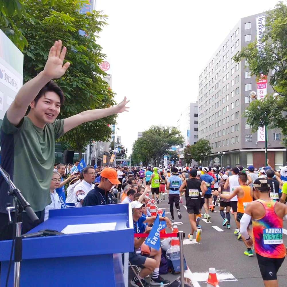 鈴木直道（北海道知事）さんのインスタグラム写真 - (鈴木直道（北海道知事）Instagram)「皆さま、今日もお疲れ様です☺⁡ ⁡ 北海道マラソン、はまなす車いすマラソン⁡🏃‍♀️ 終了しました✨⁡ 途中、すごい雨でしたが、皆さんは大丈夫でしたか？？⁡ ⁡ 私はスターターとして皆さんを応援💪⁡ 道内外から２万人を超える方々が参加されました🏃‍♀️ ⁡ 「がんばってくださーい！」と声をかけると⁡ 「知事のこと、応援してるよー」とランナーさん⁡🏃‍♀️ ⁡ お互いにエールを送る場面も🤣🤣⁡ ⁡ 実際に近くで競技を見ると、先頭集団の速さにはびっくりしますし、車いすマラソンも迫力があってかっこいいです✨ 救護スタッフをはじめ、ボランティアの皆さんありがとうございました！⁡ ⁡ 皆さん、来年もまたお会いしましょう👏👏 ⁡  #北海道マラソン #道マラ⁡ #はまなす車いすマラソン⁡ #スターター⁡ #北海道ラブ #北海道 #北海道知事 #鈴木直道 #鈴木知事 ⁡ #hokkaidolove #hokkaido #suzukinaomichi」8月27日 18時57分 - suzukinaomichi_hokkaido