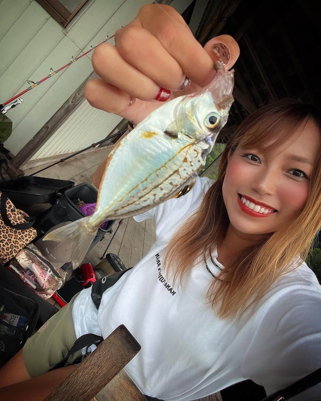 冨士木耶奈のインスタグラム：「. なにげに初めて釣った ヒイラギ🐟🐟 かわいい見た目やのに ヌメヌメしとる🤣🤣  ちょいと朝バタバタしとって うしろに化粧ポーチとか 私物が散乱しとるのは 許してちょん🤣🤣笑笑  さて！きょうも朝から 1日中釣りやから、 夜釣りもぶちかましてくるでー🎣 カモン怪魚🐆🐆」
