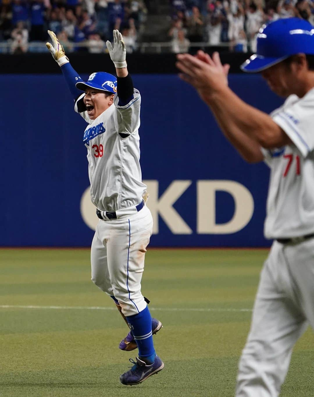 中日ドラゴンズ【公式】さんのインスタグラム写真 - (中日ドラゴンズ【公式】Instagram)「JERAセ・リーグ公式戦　 中日ドラゴンズ−横浜DeNAベイスターズ（２０回戦）  #宇佐見真吾 #マイケル・フェリス サヨナラ勝ちで連敗ストップ！！！ 来日初勝利！ #中日ドラゴンズ #どらほー   ファン皆さま、熱い応援ありがとうございました。」8月27日 18時53分 - chunichidragonsofficial