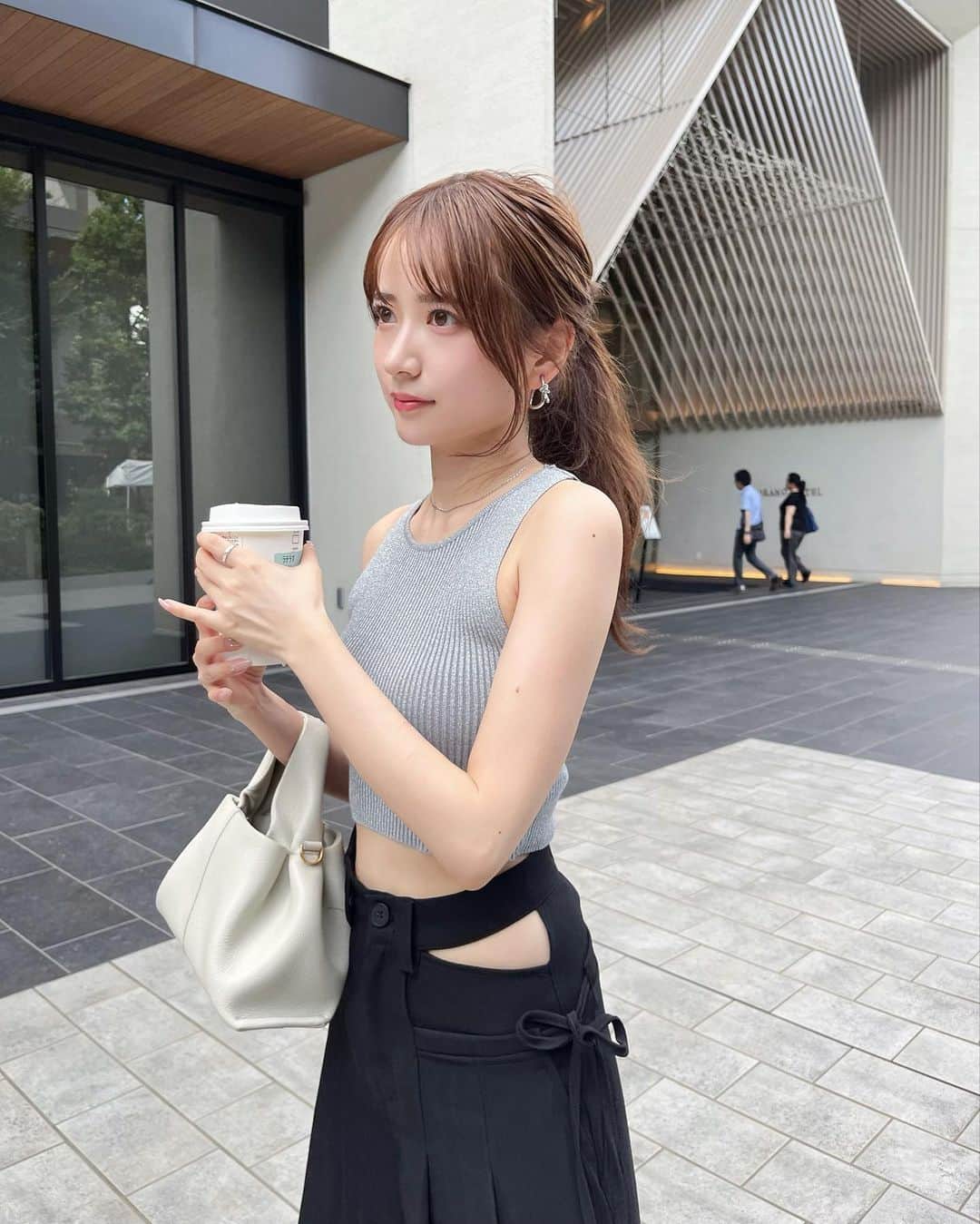 のインスタグラム：「. 犬たちのおやつ買いに ふらっとお出かけ楽ちんコーデ🩶  @emmyofficial.jp のパンツが可愛い🫶🏻  #150cmコーデ #低身長コーデ#パンツコーデ#emmyofficial#zara」
