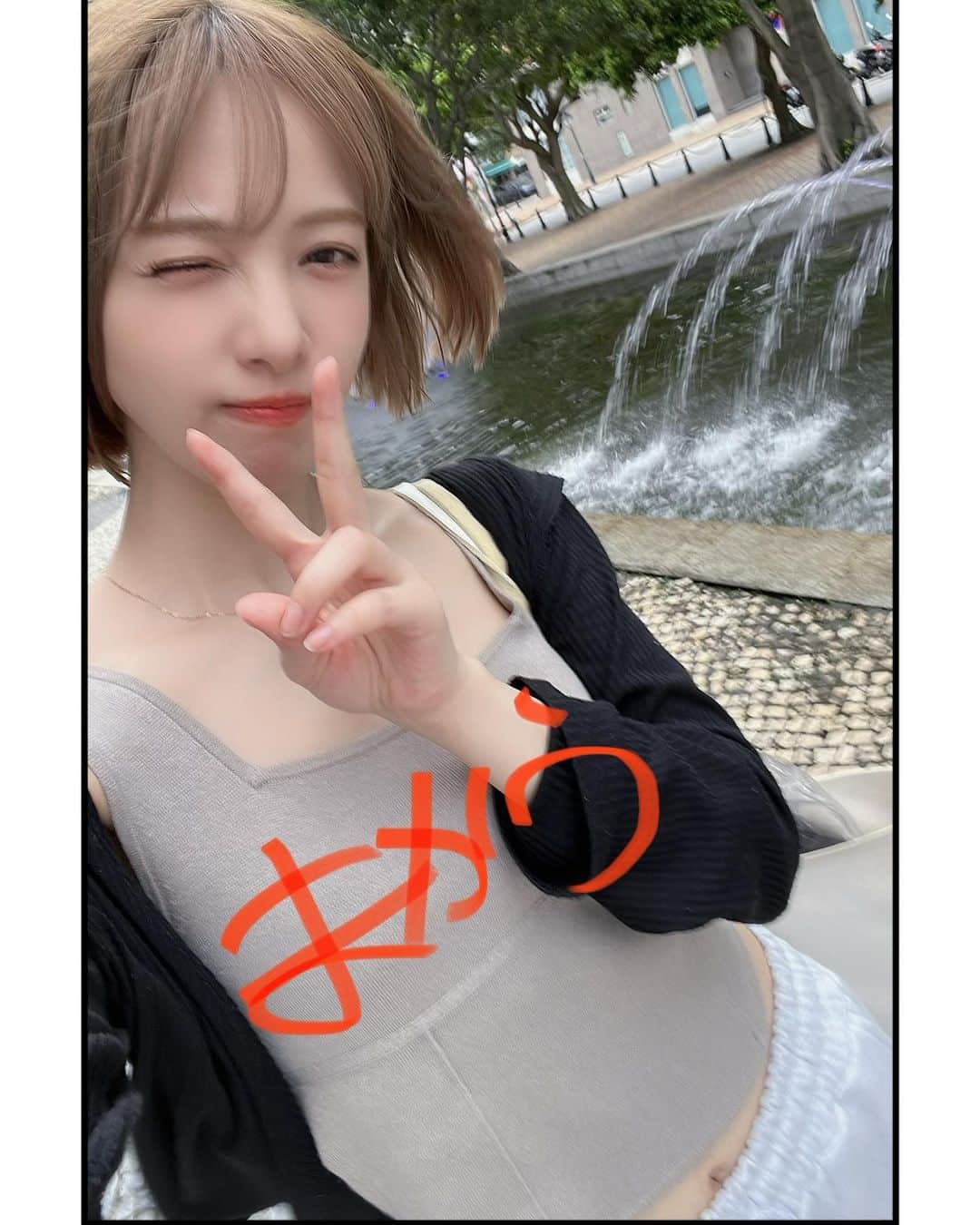 池田ショコラのインスタグラム：「マカウ旅🇲🇴其のニ  煌びやかでリッチな建物の目の前には ちゃんとふつうのマンションもあって なんだか少し安心した😮‍💨  マカオタワーには少し変わった可愛いキャラクター達がいました🕺🕺  マカオタワー以外にお土産屋さんがまったく無かったので、このキャラクター達のグッズを記念に買っておくべきだったなぁ(´•ω•̥`) ブランド物のお店ばかりで、カジュアルなお土産屋さんがまったく無かった😳💦さすがマカオ..  さいごの写真はあまりにもカッコよすぎるメッシの広告です👜  #マカオ #マカオタワー #macau #macau🇲🇴 #japanese」