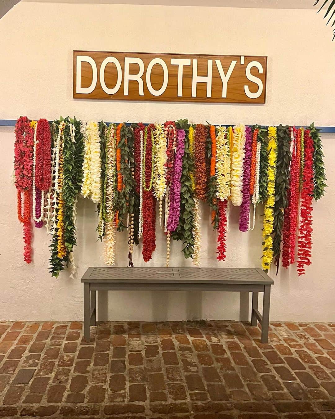 のインスタグラム：「ここ知ってますか？ホノルルのチャイナタウンにあるバー　the Lei Stand. 素敵なクラフトカクテルの楽しめるバーです！レイも購入可能、ちょうどハワイシアターの向いです！」