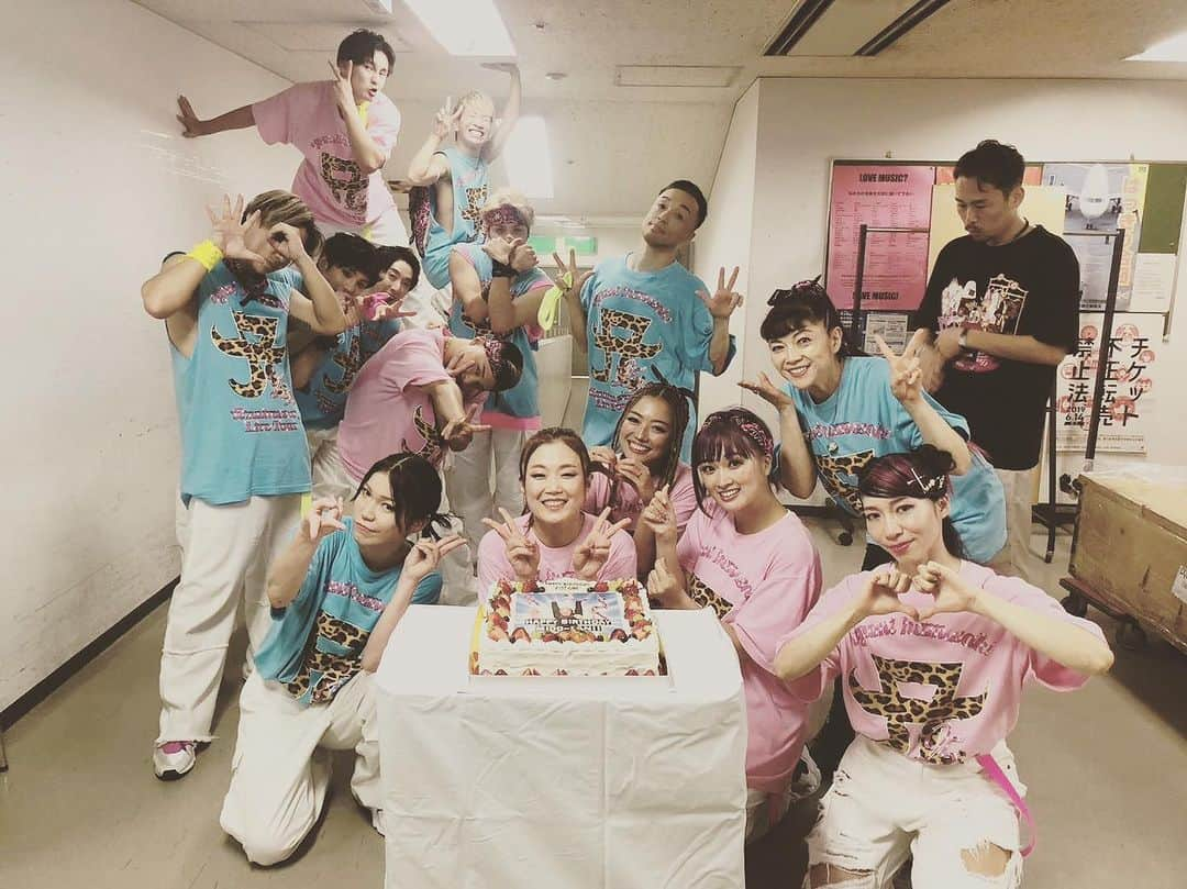 ZIN（神優作）さんのインスタグラム写真 - (ZIN（神優作）Instagram)「・ 名古屋2日間お疲れ様でした！ ど真ん中祭りもあって賑やかな名古屋でしたが、センチュリーホールが1番盛り上がっていたと思います！  まだまだ長い旅路の途中ですが、1日1日を大切にして行こうと思います！！  有難うございました！！  そして @midori.saito ハッピーバースデー🎂🎉  #ayumihamasaki  #ayu47都道府県tour  #名古屋 #entertainment  #entertainer  #dance #dancer #」8月28日 0時30分 - zin_dancer_jp