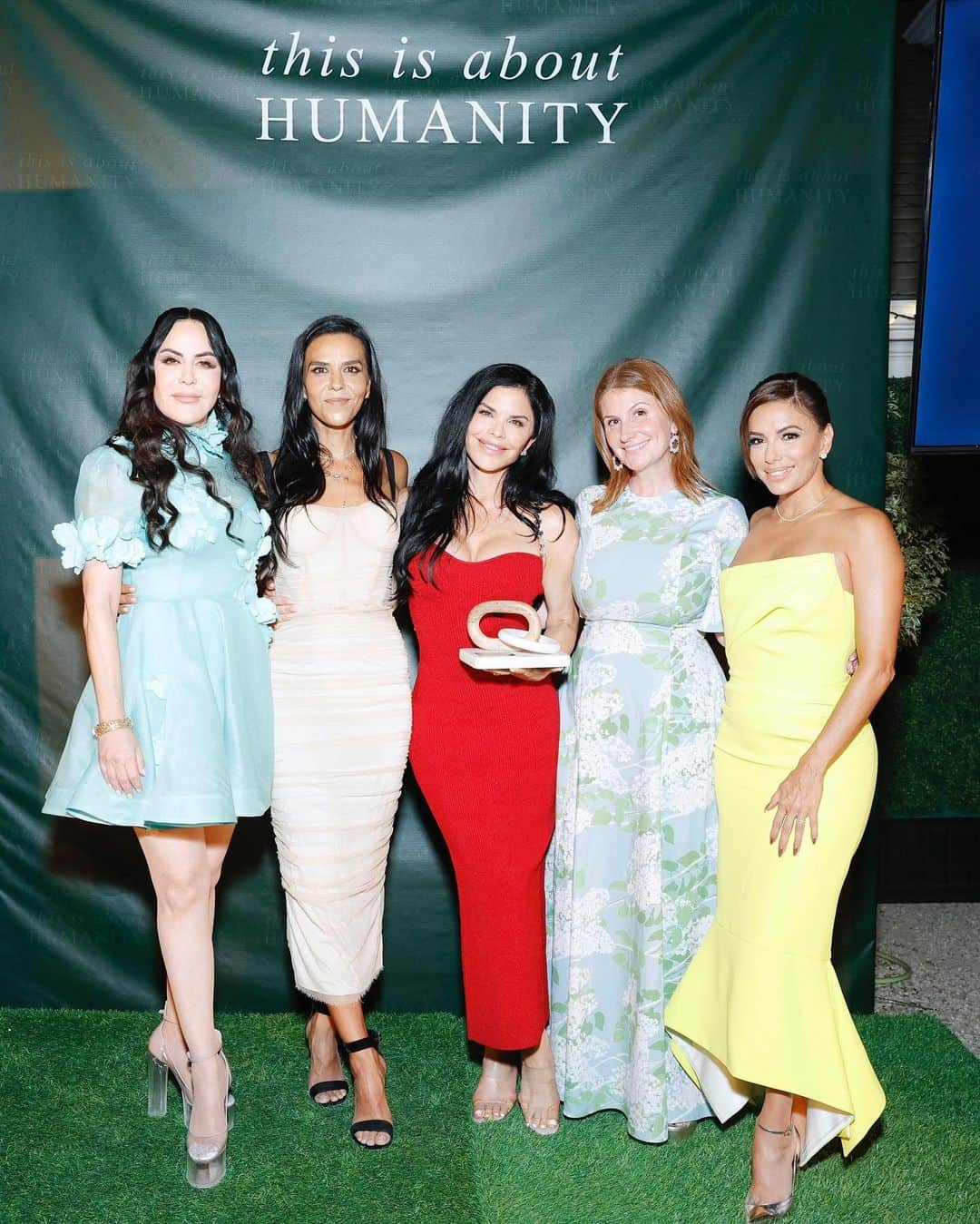 ソフィー・ロペスさんのインスタグラム写真 - (ソフィー・ロペスInstagram)「A beautiful evening with @thisisabouthumanity 🙏🏽 Forever inspired by these women and their constant work and determination to help and provide for families at the Mexico border. Thank-you @elsamariecollins @zoe.winkler.reinis @yscalibaja 💚  Photo: Getty Images for This is about Humanity / Stefanie Keenan」8月28日 0時28分 - sophielopez