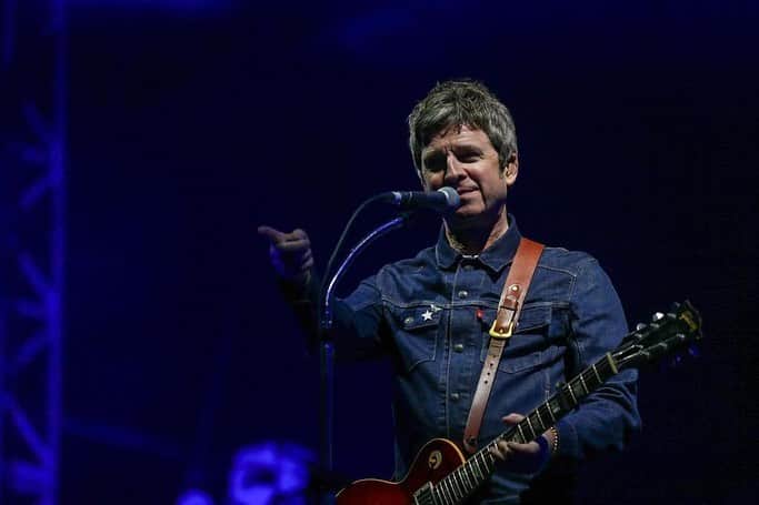 のインスタグラム：「Thank you Manchester 🐝 A huge night at Wythenshawe Park! 📸: Sharon Latham」