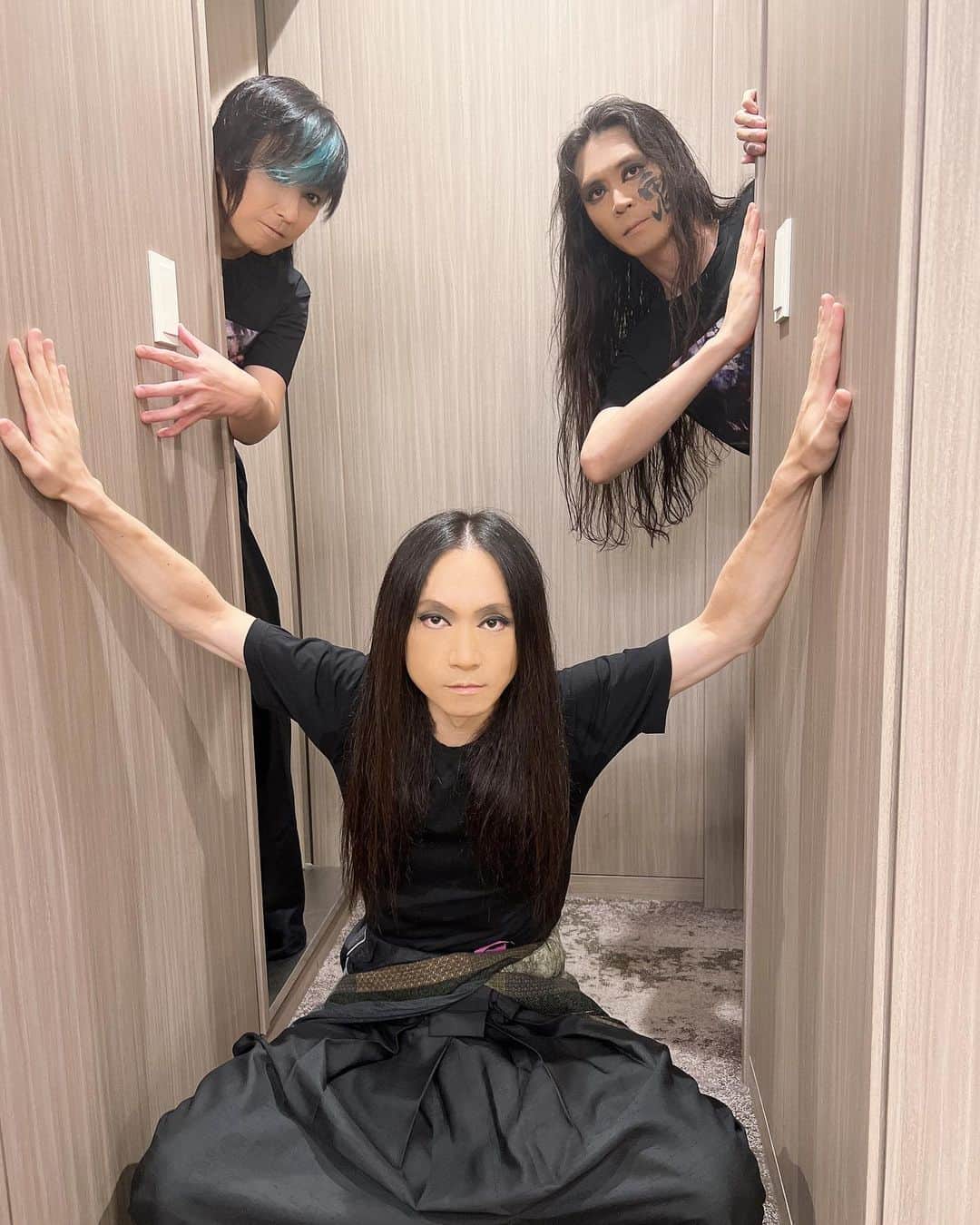 のインスタグラム：「『鬼神に横道なきものを』東京公演、無事終了しました！ 最高、最強かつピッチピチ（by狩姦）の魂で迎えてくださって、本当にありがとうございました！✨🔥✨🔥 宇宙一の客席から灼熱の炎が沸き立つ様は圧巻で、言葉にできないほど美しかったです！ こんなに幸せな時間を過ごすことができたのも、すべて皆さんのおかげです🙏🍀 歌声に込めたありったけの感謝の念が届いていますように💐 そしてまだまだご恩返しさせてくださいね。 お江戸の魂で元気10000倍‼️引き続き全力で頑張ります！🎤🔥  Thank yo so much Tokyo!! We had a great time!✨🔥✨🔥🩷 #陰陽座 #onmyouza #heavymetal #鬼神に横道なきものを」
