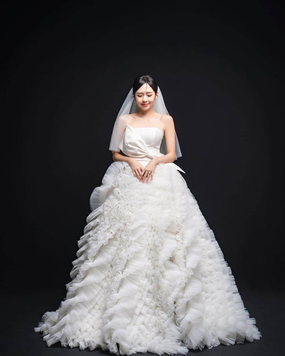 Dewi Chienのインスタグラム：「👰🏻‍♀️婚紗照part1:三年後，終於變新娘子了。  當初因為疫情的關係，我們就只先拍了公布喜訊的合照、簡單辦了家宴的訂婚儀式，就接著迎接人生中最有挑戰性的角色-「父母」。  事隔三年，帶著孩子們一起拍攝，除了慌亂外⋯更是多了一份幸福感，把還是在認真生活的樣子和老天賜給我們的一對「好」，用照片紀錄當下這美好的時刻，永遠保存。  @artizstudio.tw  @gracekelly.tw   #韓國藝匠 #artizstudio #GraceKelly婚紗 #大衛婚禮紀錄」
