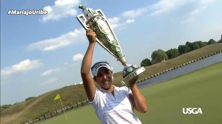 マリアホ・ウリベのインスタグラム：「Repost @fedegolf_col  Eres enorme, Mariajo🇨🇴! @mariajogolf  Una jugadora de la casa Ruitoque Golf  Gracias por apoyar a las futuras estrellas del golf nacional⛳️🇨🇴 con el Campeonato Nacional Junior ‘Copa Mariajo Uribe’🏆🇨🇴.  🎥 @ruitoquegolfcountryclub   Un evento con el apoyo del @mindeportecol   #Fedegolf #DJCG #CopaMariajoUribe #MÁSGOLF ⛳️🇨🇴」