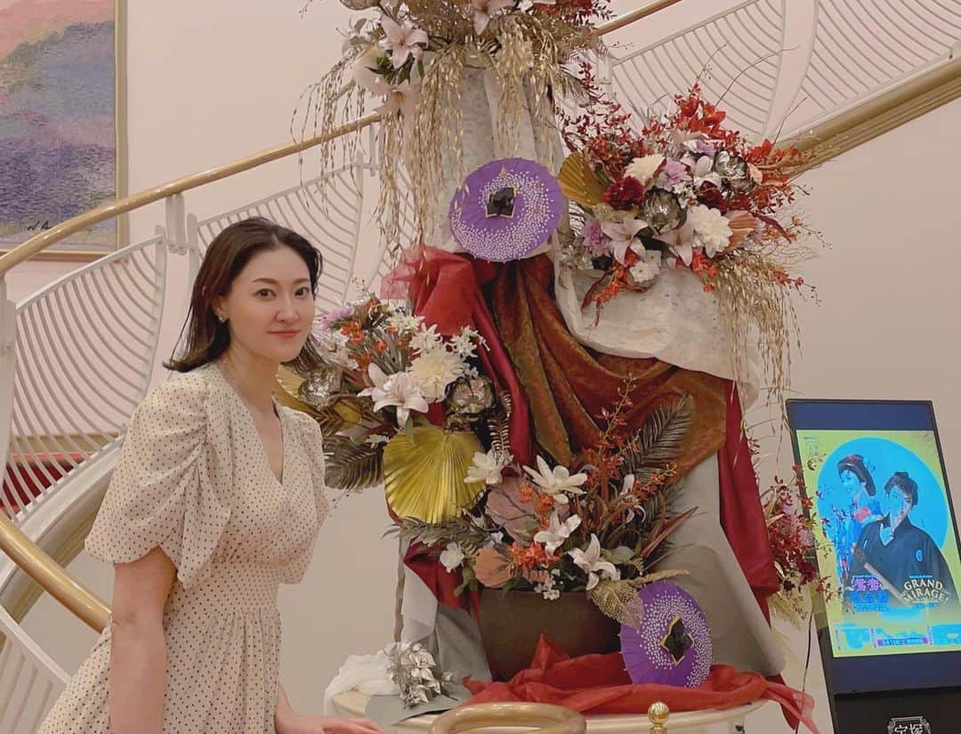 枝並千花さんのインスタグラム写真 - (枝並千花Instagram)「宝塚花組観劇✨  何年ぶりかの宝塚大劇場。 憧れた時には間に合わなかった宝塚の世界。  観劇の機会は私にとって、とても大事な時間。舞台への憧れの気持ちを常に持ち続け、自分のステージにつなげています。  @chikaedanami  #枝並千花 #chikaedanami #宝塚 #宝塚大劇場 #花組」8月27日 19時06分 - chikaedanami