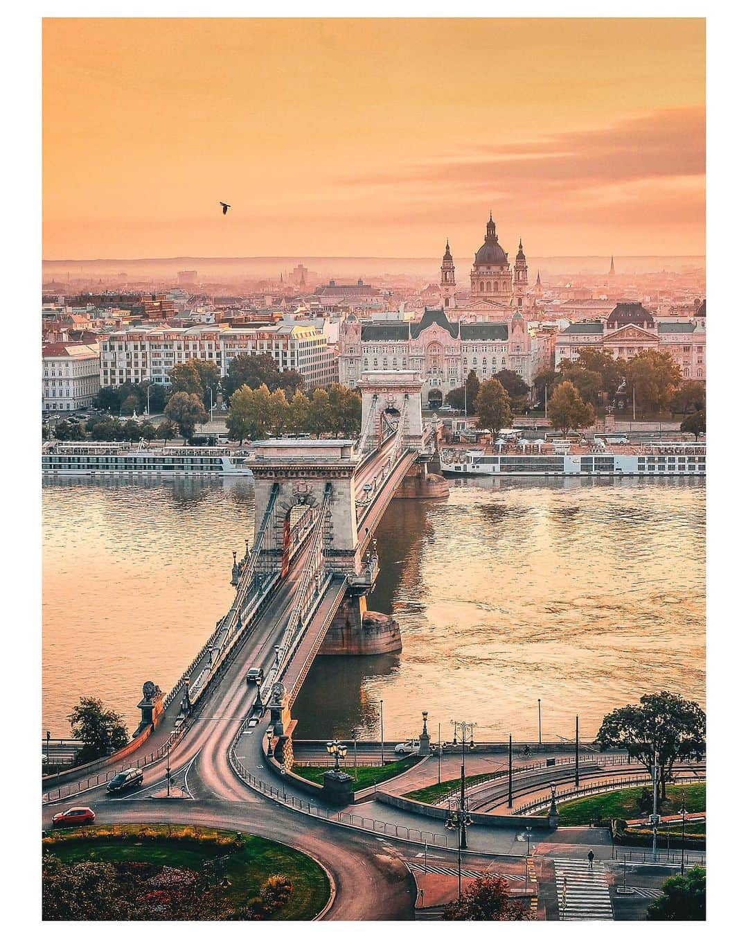 nathparisのインスタグラム：「SUNRISE ☀️  Budapest,September 2016 Bon dimanche 💛」