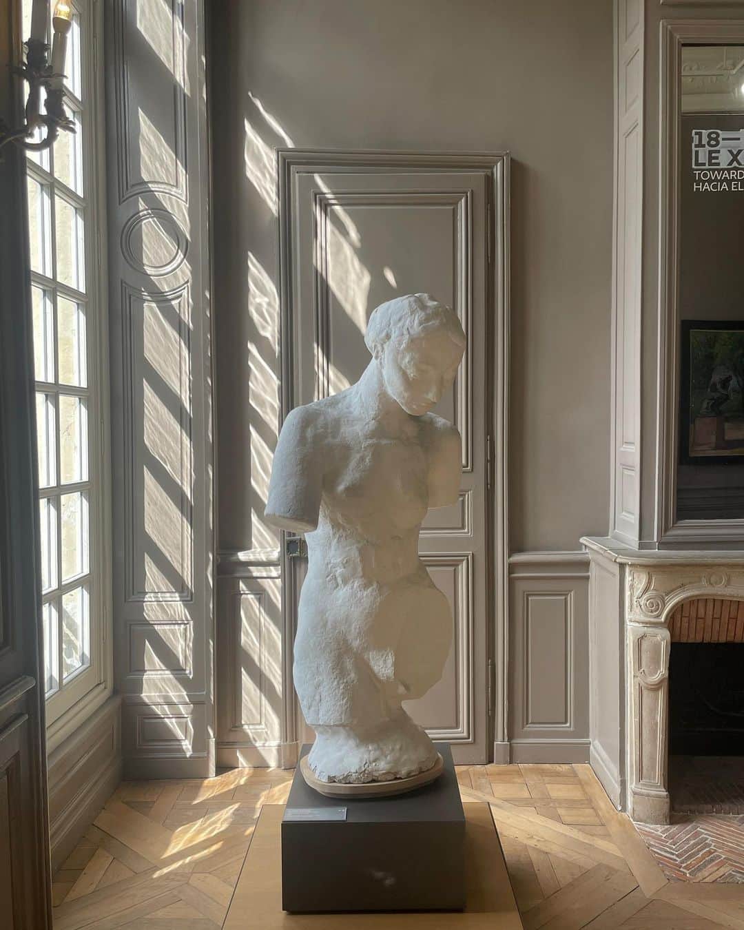 キム・ミニさんのインスタグラム写真 - (キム・ミニInstagram)「📍Musée Rodin  저희는 다시 파리에 왔어요🇫🇷🙋🏻‍♀️  빡빡한 일정에도 불구하고 가장 먼저 다시 찾은 곳, 로댕 지난 여행때 왔었지만 제대로 구경을 못했어서 미련이 남았나봐요.   모든 미술품들이 그렇지만 특히 조각 작품은  평면의 스크린으로 보는 것보다  실제로 마주하는 것이  비교도 안될만큼 다이내믹해요!   그리고 오늘 보니 마침 여기도 낙엽이 물들기 시작했어요.  🍂 가을 분위기가 흠뻑 느껴짐과 동시에  잠시 잊고 있었던 다음주 일정들이 갑자기 제 머리를 스쳐갑니다..🤪  #나일중독맞네 #쉴줄모르네」8月27日 18時58分 - mimiwor