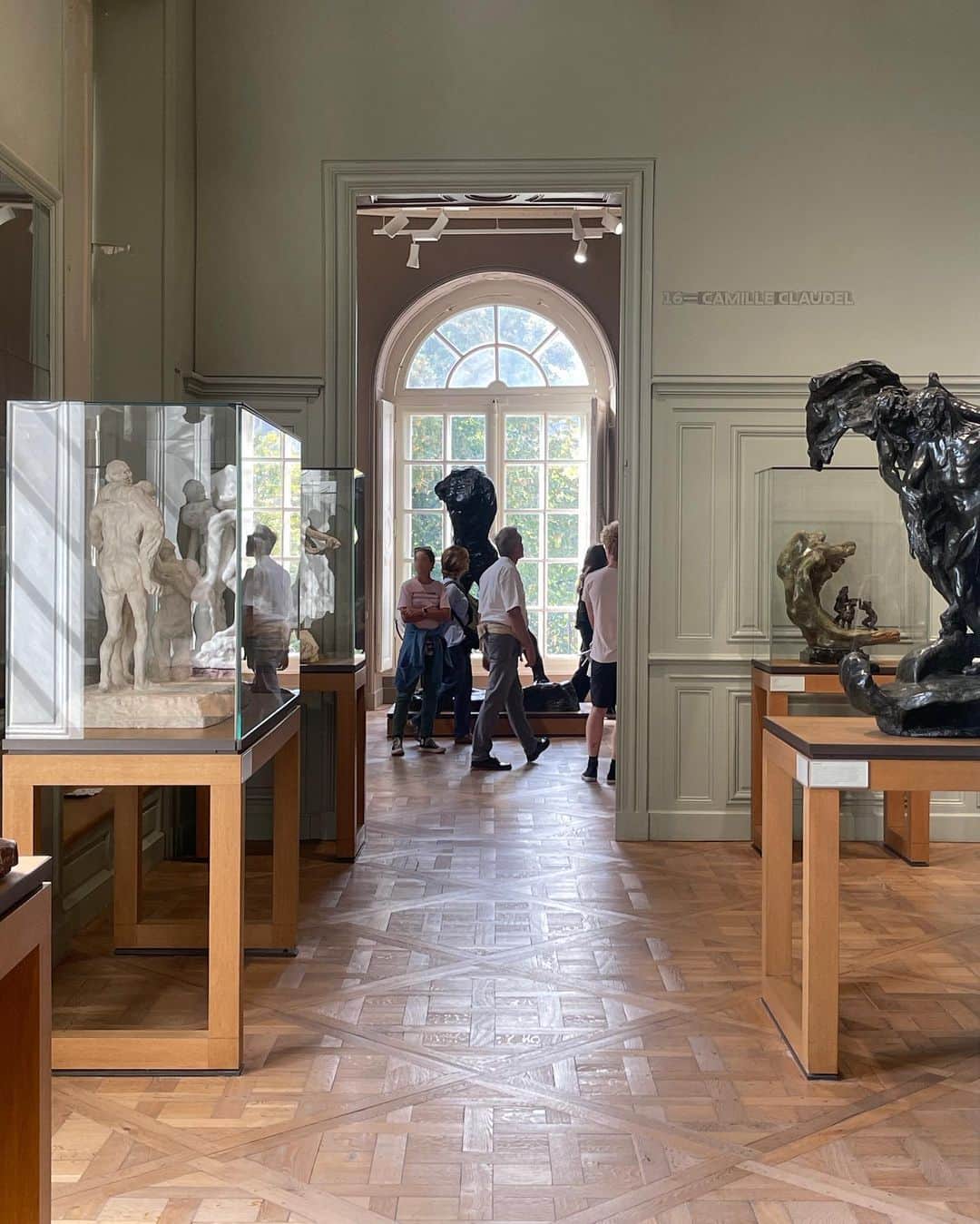 キム・ミニさんのインスタグラム写真 - (キム・ミニInstagram)「📍Musée Rodin  저희는 다시 파리에 왔어요🇫🇷🙋🏻‍♀️  빡빡한 일정에도 불구하고 가장 먼저 다시 찾은 곳, 로댕 지난 여행때 왔었지만 제대로 구경을 못했어서 미련이 남았나봐요.   모든 미술품들이 그렇지만 특히 조각 작품은  평면의 스크린으로 보는 것보다  실제로 마주하는 것이  비교도 안될만큼 다이내믹해요!   그리고 오늘 보니 마침 여기도 낙엽이 물들기 시작했어요.  🍂 가을 분위기가 흠뻑 느껴짐과 동시에  잠시 잊고 있었던 다음주 일정들이 갑자기 제 머리를 스쳐갑니다..🤪  #나일중독맞네 #쉴줄모르네」8月27日 18時58分 - mimiwor