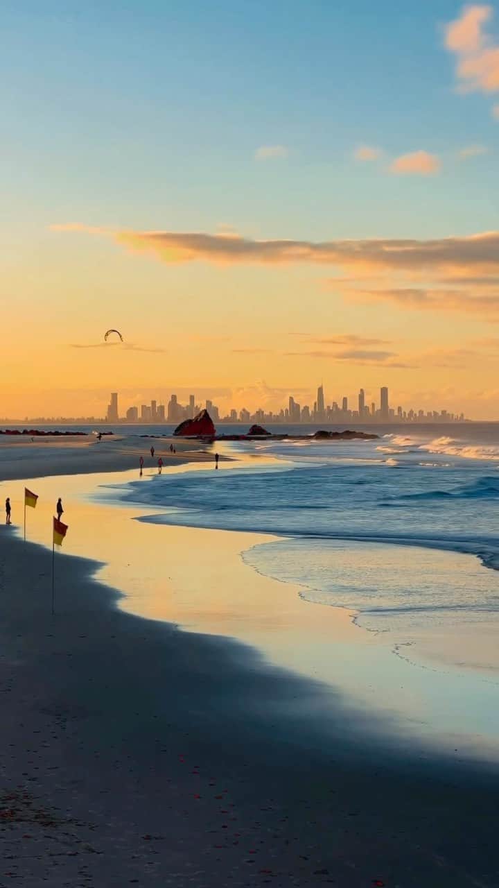 Australiaのインスタグラム：「So, this is what heaven looks like?! 🫶🏻✨ Welcome to #CurrumbinBeach - one of the jewels in @destinationgoldcoast’s impressive crown! Head to @currumbin_slsc and enjoy a fresh seafood meal and a cold bevvy while you watch the waves roll in. Psst, insider tip: stick around for #sunset for extra dreamy views 💕.   🎥: @ban.toursaus   📍: @destinationgoldcoast, @queensland   #SeeAustralia #ComeAndSayGday #ThisIsQueensland #PlayGoldCoast」
