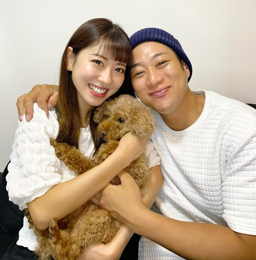 小山ひかるのインスタグラム：「いつも応援して下さっている皆様へ  私事で大変恐縮ですが この度、私小山ひかるは かねてよりお付き合いをしておりました 橘薫さんと入籍させていただきました事を ご報告させていただきます。  2年前の今日8月27日に 【ヒロミ指原の恋のお世話始めました】の番組で出会い そこから真剣にお付き合いをさせていただき 出会った日である本日、 このような運びとなりました。  10代から芸能のお仕事をさせていただき 山あり谷あり本当に色々な事がありました。  30代になり自分の人生を改めて考えた時、 結婚をしたいという気持ちも芽生え意識するようになりました。  そんな中彼に出会い、 優しく真っ直ぐで愛のあるジャンプの主人公みたいな彼と人生を共にしたいと思うようになりました✨  どんな状況でも2人で力を合わせて乗り越えていこう！と強く思いました。  これからは彼と私、そして愛犬のロンと一緒に3人仲良く笑顔の絶えない明るく元気でハッピーな家庭を築けていけたらと思います🐶🌻  お仕事や活動に関しては今まで以上に 皆様に夢や希望、ハッピーパワーを お届けできたらと思っていますので、 これからもどうぞよろしくお願い致します！  小山ひかる  #ヒロミ指原の恋のお世話始めました #恋世話 #ご報告 #入籍 #入籍しました #結婚 #報告 #wedding #ひかるとかおる」