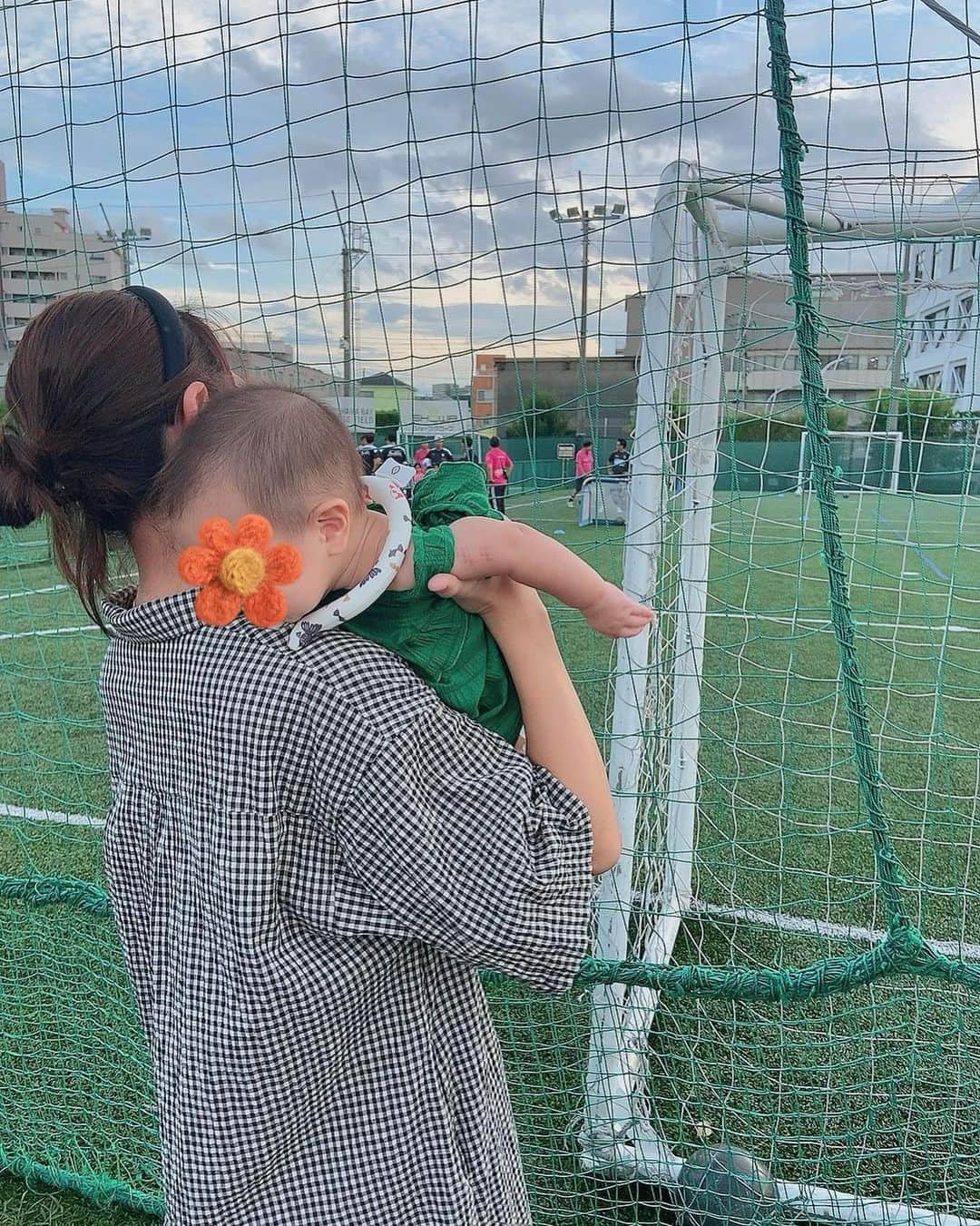 阿川麻美さんのインスタグラム写真 - (阿川麻美Instagram)「息子のサッカーの試合⚽️  応援きたよ👍 この日は夕方涼しくて 過ごしやすかった👏  #ootd ONE PIECE.. @unitedarrows_official   メイクは全部　@ipsa_jp で👍  #サッカー観戦#サッカー少年  #サッカーキッズ #pr #スポーツ観戦#5歳男の子#0歳女の子#赤ちゃんのいる生活」8月27日 19時03分 - asamichi922