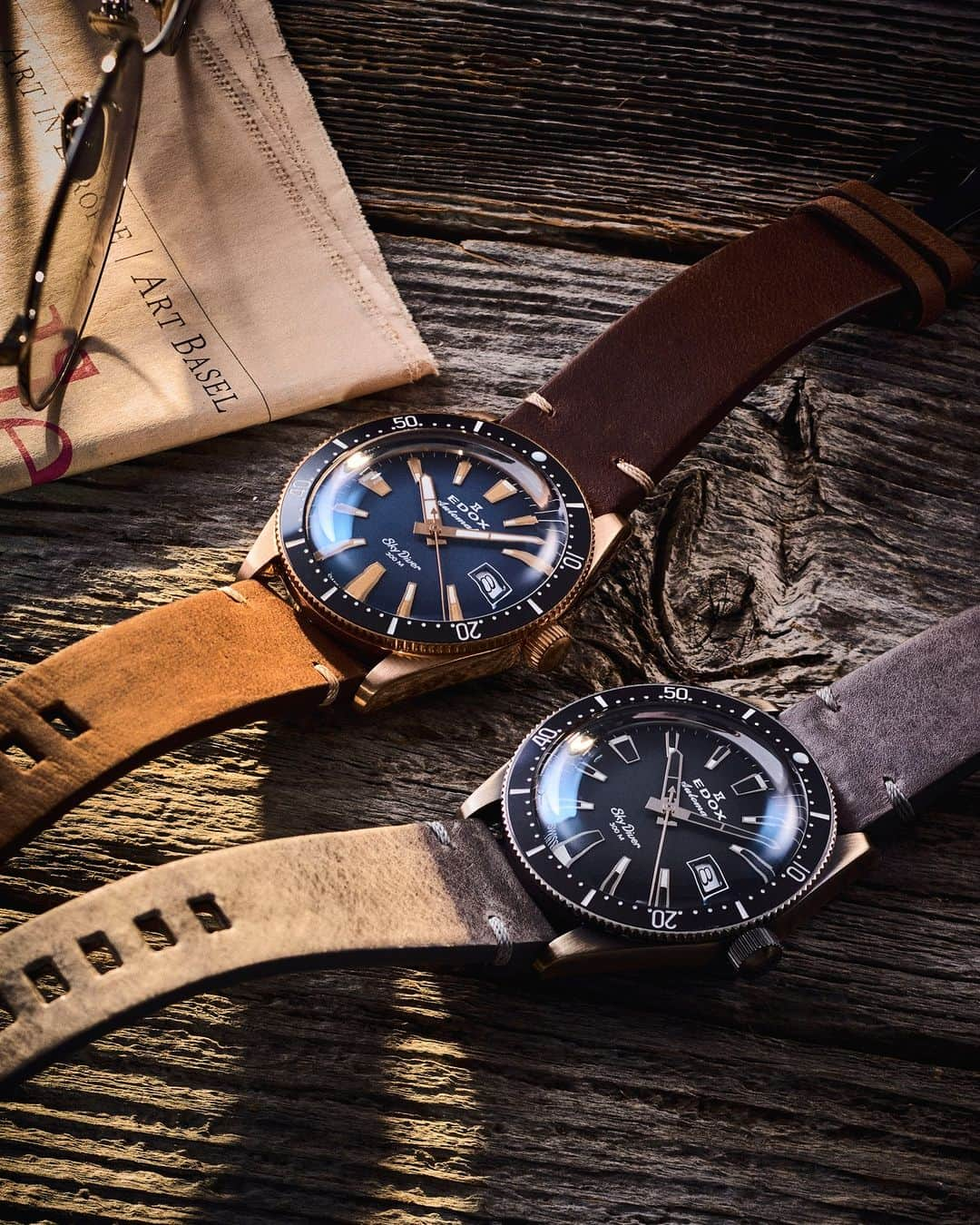 エドックスのインスタグラム：「#スカイダイバーコレクション SKYDIVER DATE AUTOMATIC LIMITED EDITION  スイス軍のパラシュート部隊のために極秘に作られたミリタリーウオッチの復刻コレクション。  ヴィンテージライクなモデル。ステッチのコントラストを効かせたカーフストラップはカジュアルな装いと相性抜群です◎  ___ #EDOX #エドックス #高級腕時計 #防水時計 #ミリタリーウォッチ  #パイロットウォッチ #限定時計 #swissmade #swisswatch #thewaterchampion」