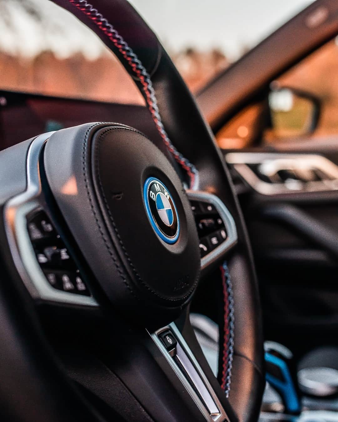 BMWさんのインスタグラム写真 - (BMWInstagram)「Interior bathed in interior delight.  📸: @bmwgroup.experience @rpm.ch #BMWRepost   The BMW i4 M50. #THEi4 #BMW #BornElectric #BMWElectric #BMWM #MPerformance __ BMW i4 M50: Combined power consumption: 22.6–18.0 kWh/100 km. Combined CO2 emissions: 0 g/km. Electric range: 414–520 kilometers. All data according to WLTP. Further info: www.bmw.com/disclaimer」8月27日 19時10分 - bmw