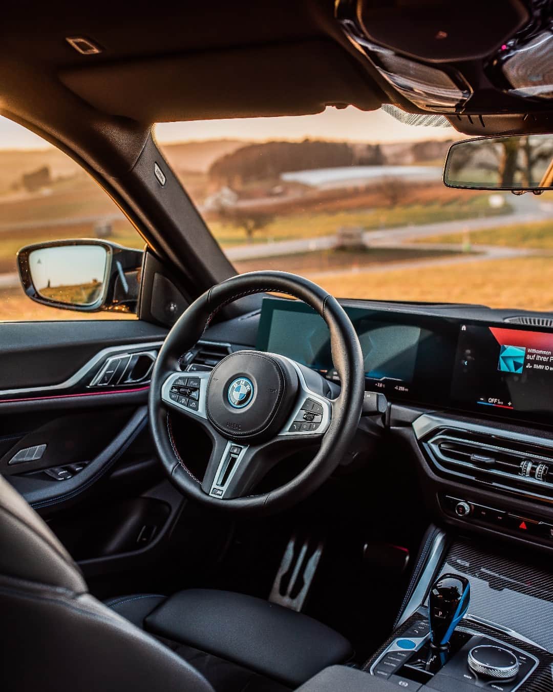 BMWのインスタグラム：「Interior bathed in interior delight.  📸: @bmwgroup.experience @rpm.ch #BMWRepost   The BMW i4 M50. #THEi4 #BMW #BornElectric #BMWElectric #BMWM #MPerformance __ BMW i4 M50: Combined power consumption: 22.6–18.0 kWh/100 km. Combined CO2 emissions: 0 g/km. Electric range: 414–520 kilometers. All data according to WLTP. Further info: www.bmw.com/disclaimer」