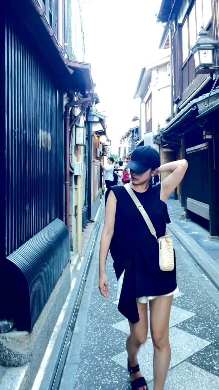 北川富紀子のインスタグラム：「@sh_ki_jp🤍🖤 . 下駄をさらりと愛用してワードローブに取り入れているとてもハイセンスな @yyyukiyy ちゃんのブランドで、さすが。センスが爆発してます💥かっこよ . . . アシンメトリーで幾何学的(?)なモダンなデザインに 綿とポリエステルが融合して←  京都 河原町の先斗町でもこんなに馴染む 優れもの。(この良さよ、伝われ) . . . . #SH_KI #tops #Asianfashion #Japanesefashion #Japan#kyoto#kawaramachi#ponto」