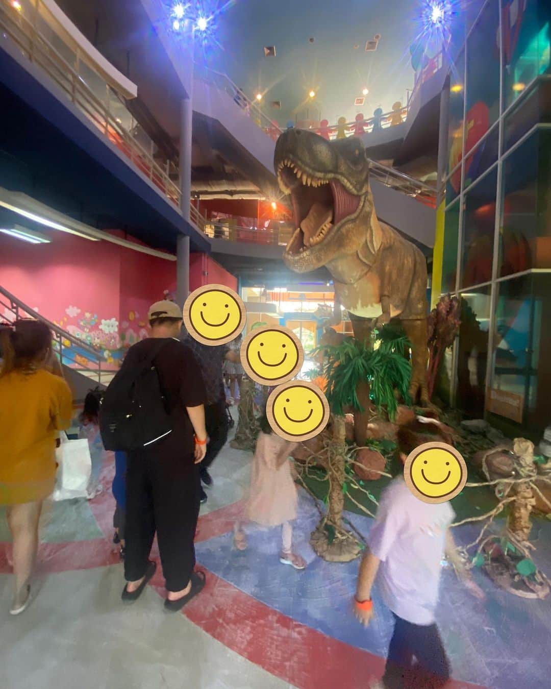 桜 稲垣早希さんのインスタグラム写真 - (桜 稲垣早希Instagram)「この土日、バンコクこども科学館と博物館をハシゴして遊びました😆  最近少しは日中暑さがマシなので外で遊べます が、突然のスコールがくるので逃げ込める場所があるところはありがたいです😊  エカマイの科学館は大人50バーツ子供30バーツで、博物館の方はパスポート見せるだけで無料で遊べるので嬉しいです😄  科学館も博物館もかしこまったかんじじゃなくて子供が思い切り遊べるようになってるので息子も大好きな場所です。  帰り道はどちらも爆睡でした💤  #桜稲垣早希 #りおなり夫婦のビログ旅  #タイ移住 #バンコク子供科学館 #バンコク子供博物館」8月27日 19時11分 - sakura_inagaki_saki