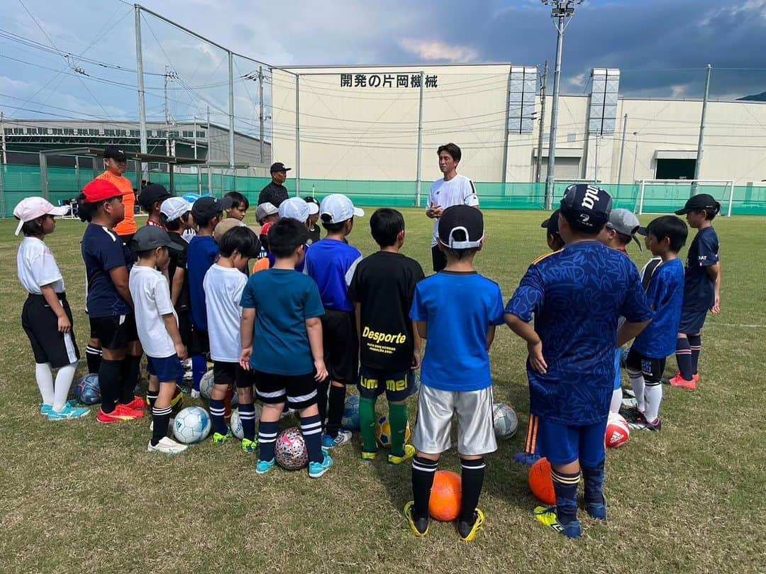 福西崇史さんのインスタグラム写真 - (福西崇史Instagram)「. 小学生のサッカースクール⚽️ と中学生へのサッカー指導💪 . 最初と最後での目の輝きが違う✨ 子供達の可能性は無限大♾️ . 愛媛から大きな選手になるのを期待してるぞ✌️ . 久しぶりの新居浜工業時代の2トップと恩師🤣笑 . #愛媛 #四国中央市 #新居浜市 #子供達 #可能性は無限大 #soccer #指導 #故郷 #ありがとう」8月27日 19時12分 - takashi_fukunishi