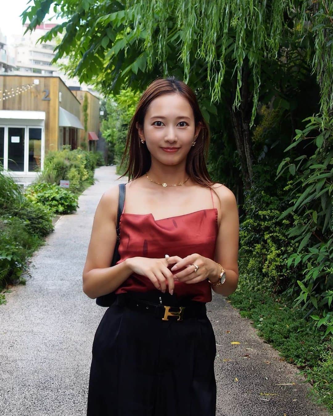 倉園由菜のインスタグラム：「. すごくキメてる風だけど 突然の雨で濡れてるし ランチ後で苦しくてホックを外してる😆」